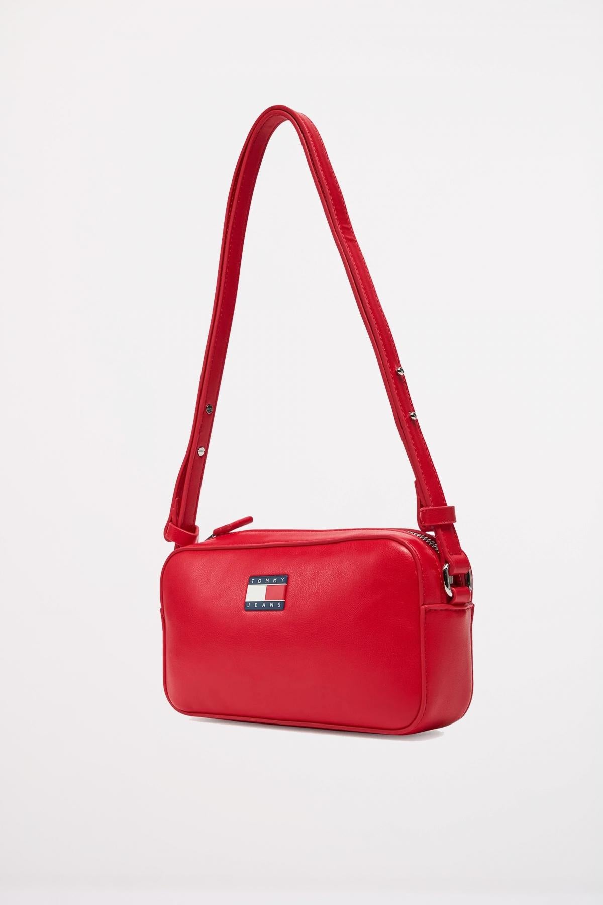 TOMMY JEANS MUST ONVERTIBLE CAMERA en color ROJO  (4)