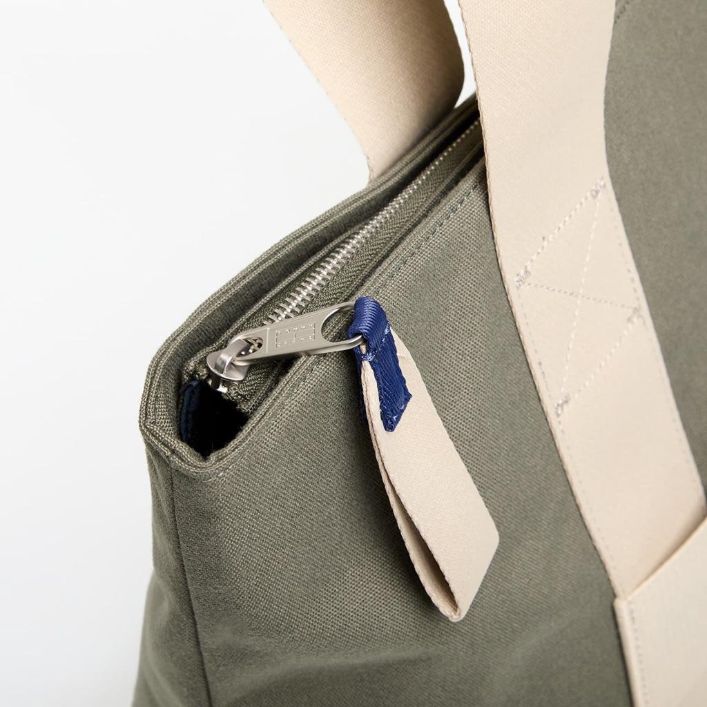 TOMMY JEANS RETRO COOL TOTE en color VERDE  (6)