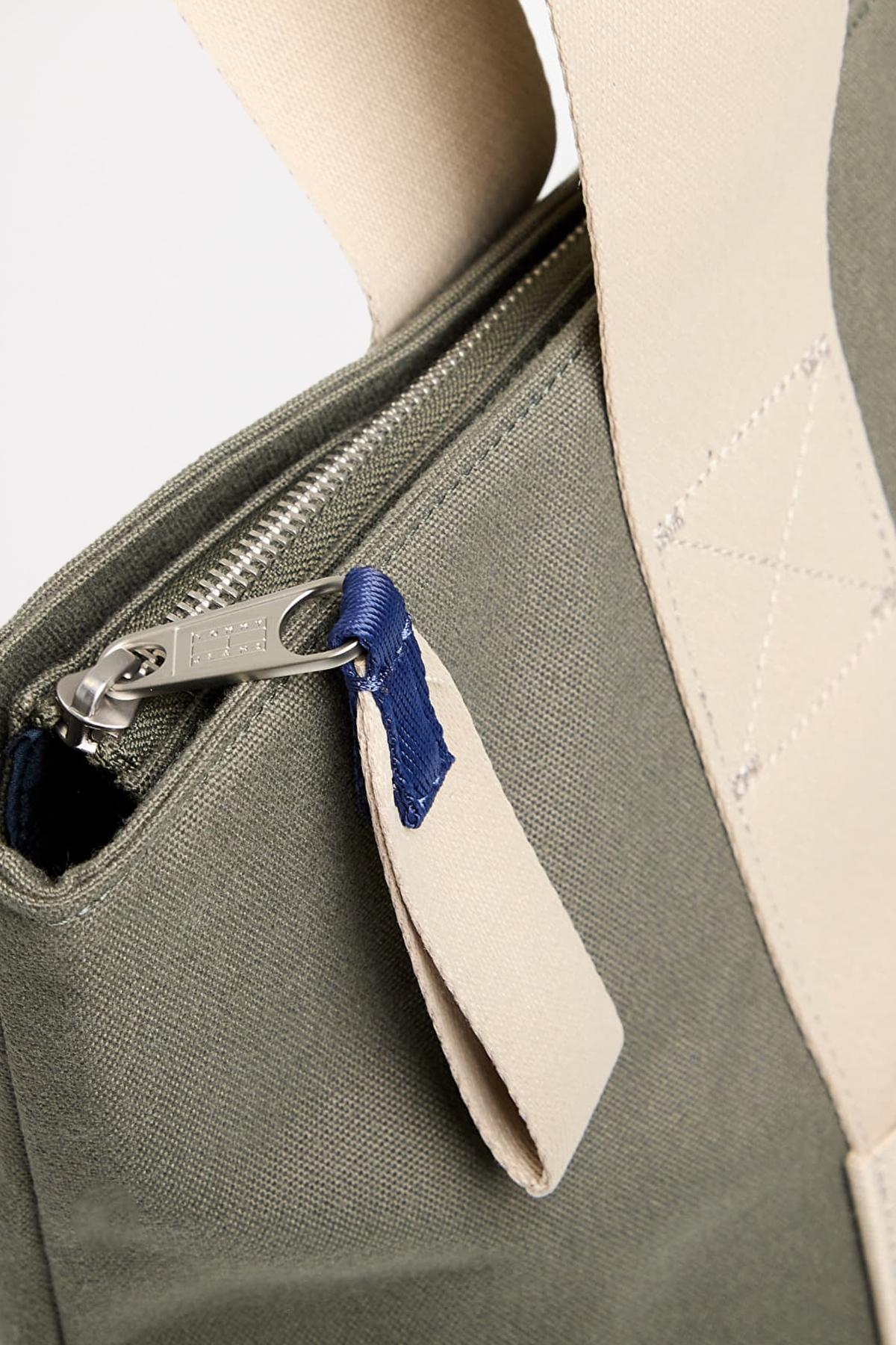 TOMMY JEANS RETRO COOL TOTE en color VERDE  (2)