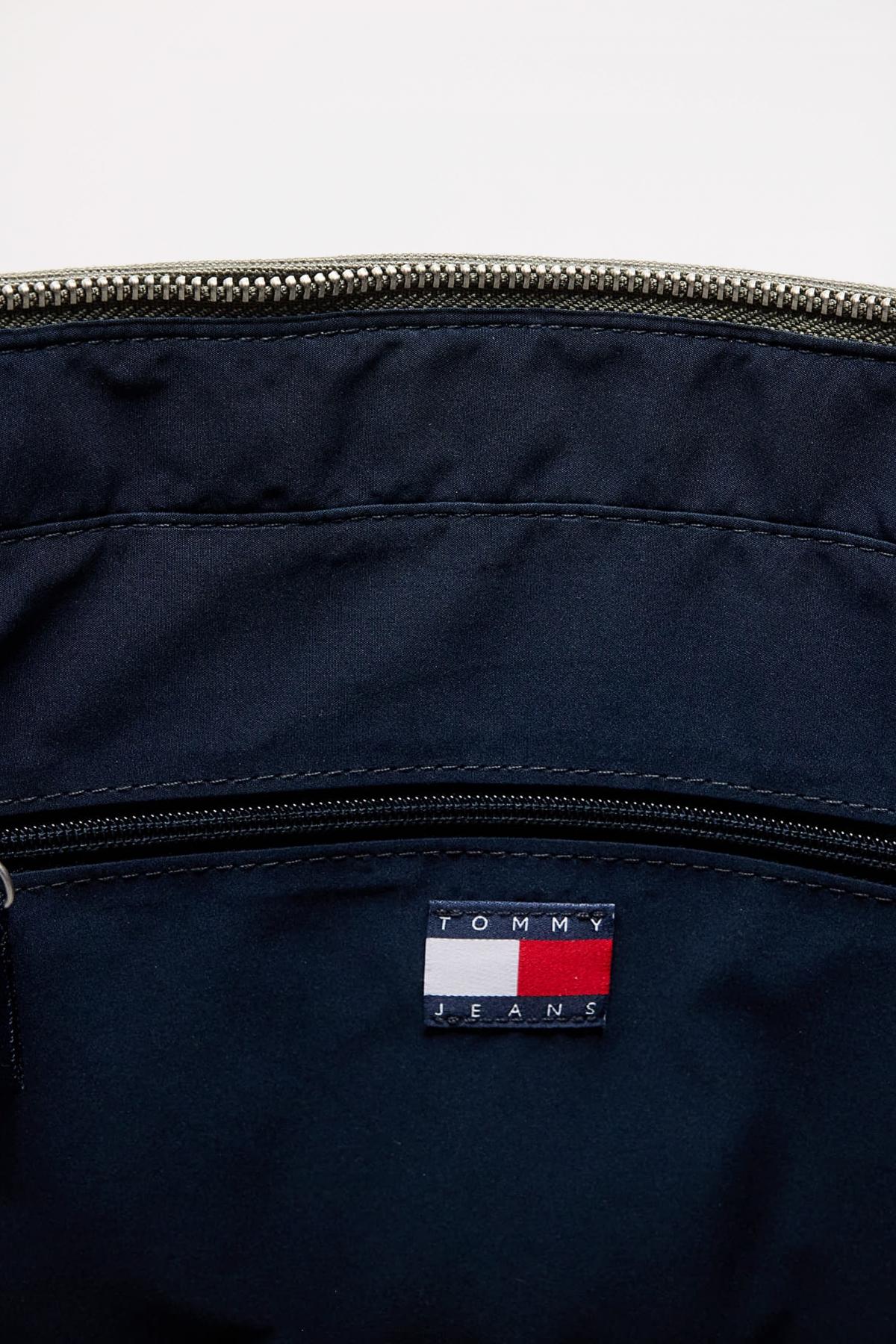 TOMMY JEANS RETRO COOL TOTE en color VERDE  (3)