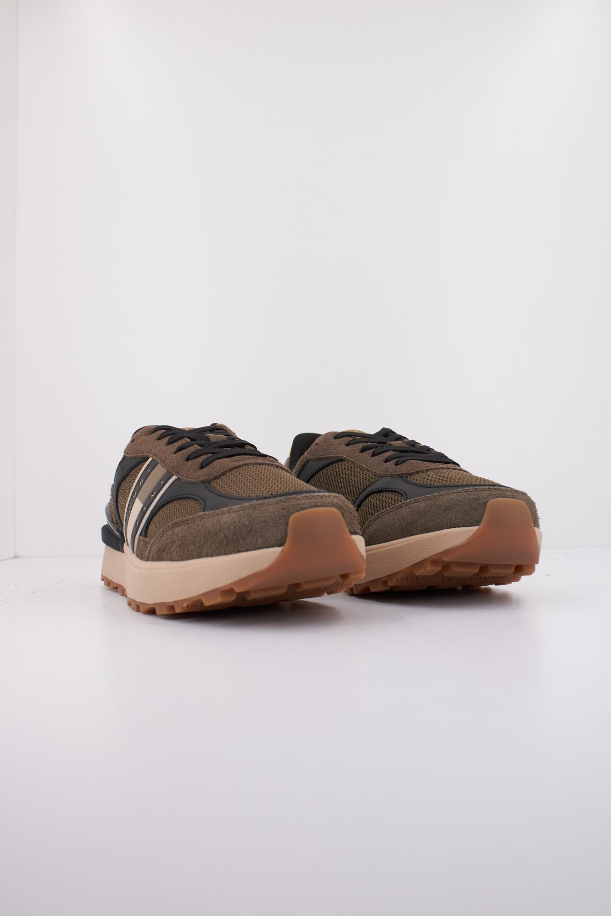 TOMMY JEANS TJM TECHNICAL RUNNER ESS en color MARRON  (2)