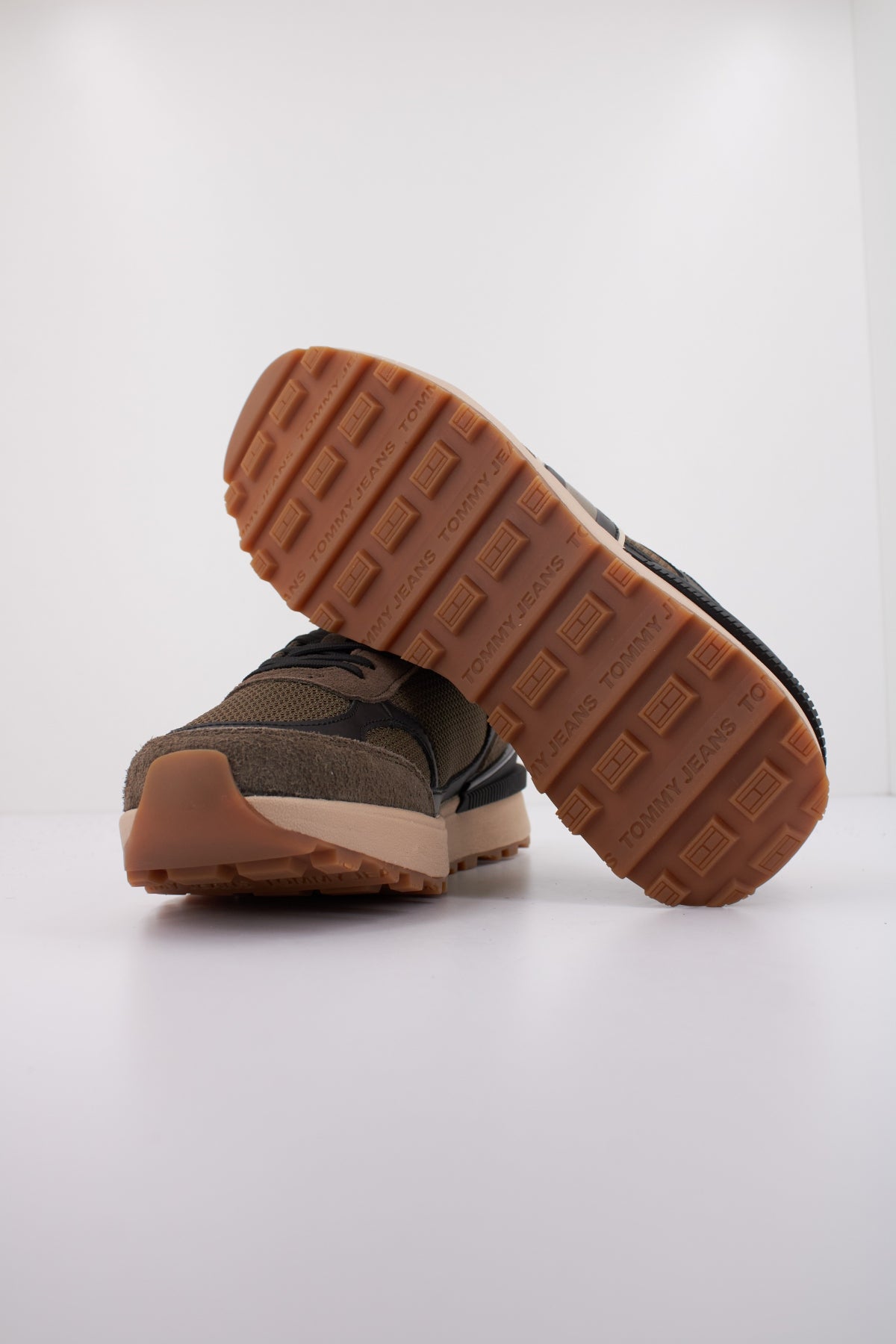 TOMMY JEANS TJM TECHNICAL RUNNER ESS en color MARRON  (5)