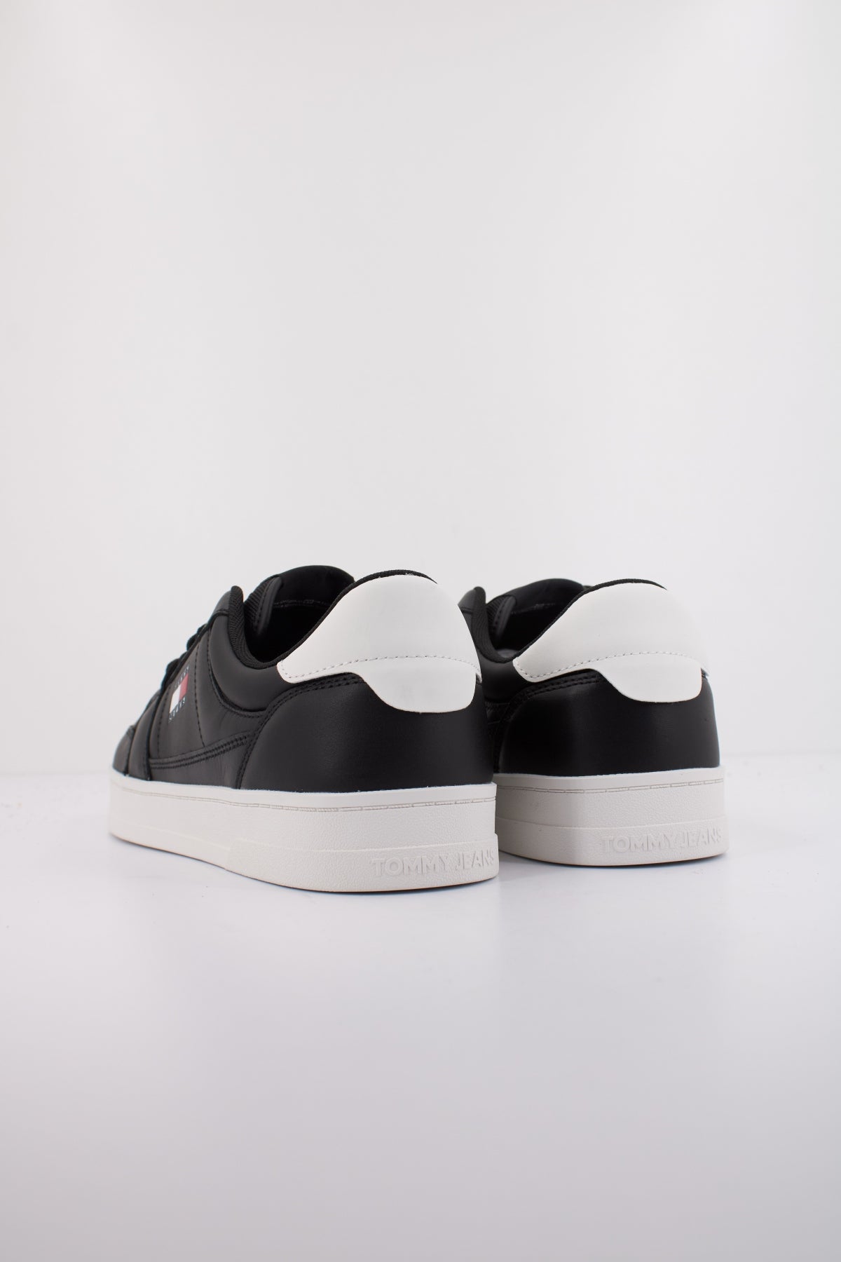 TOMMY JEANS  THE GREENWICH NEW ES  en color NEGRO  (4)