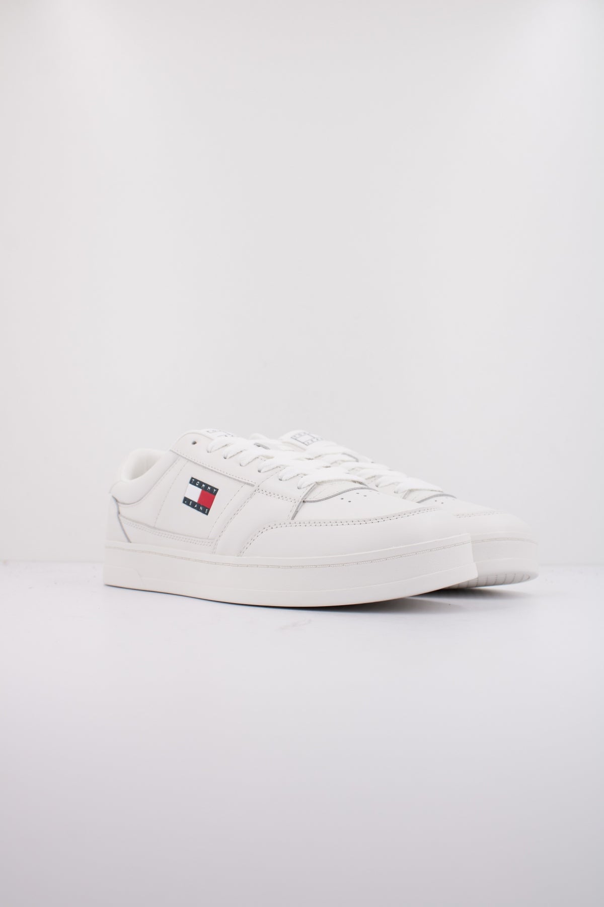TOMMY JEANS  THE GREENWICH NEW ES  en color BLANCO  (2)