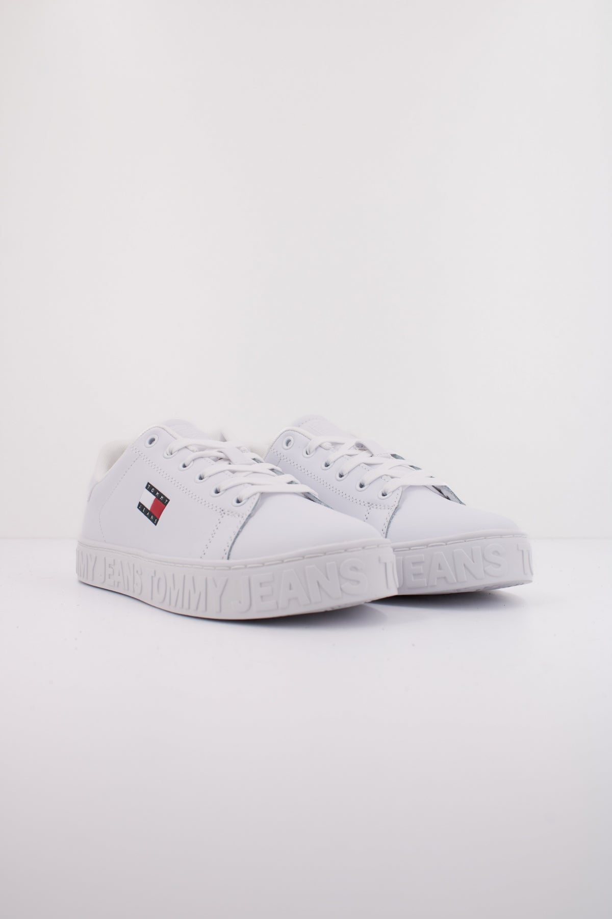 TOMMY JEANS TJW LOGO OUTSOLE en color BLANCO  (2)