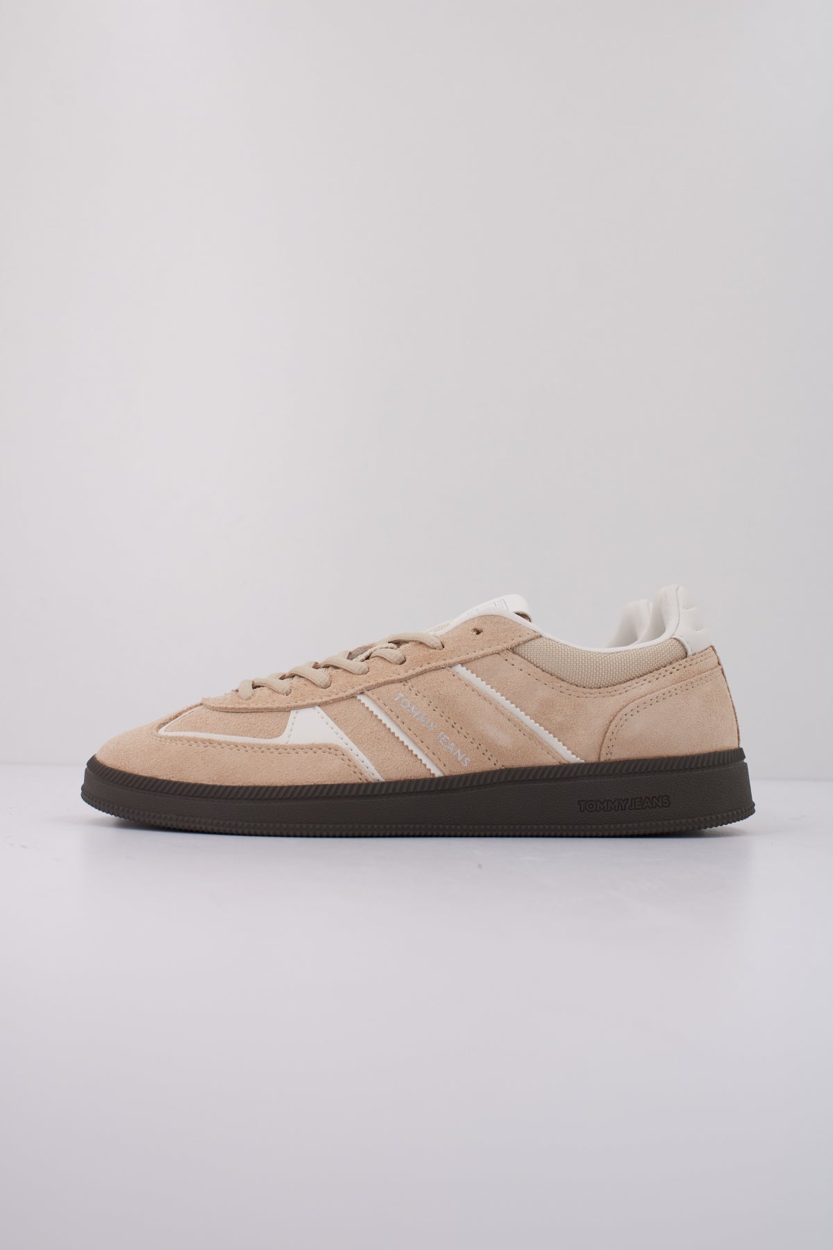 TOMMY JEANS THE GREENWICH EDGE en color MARRON CLARO  (1)