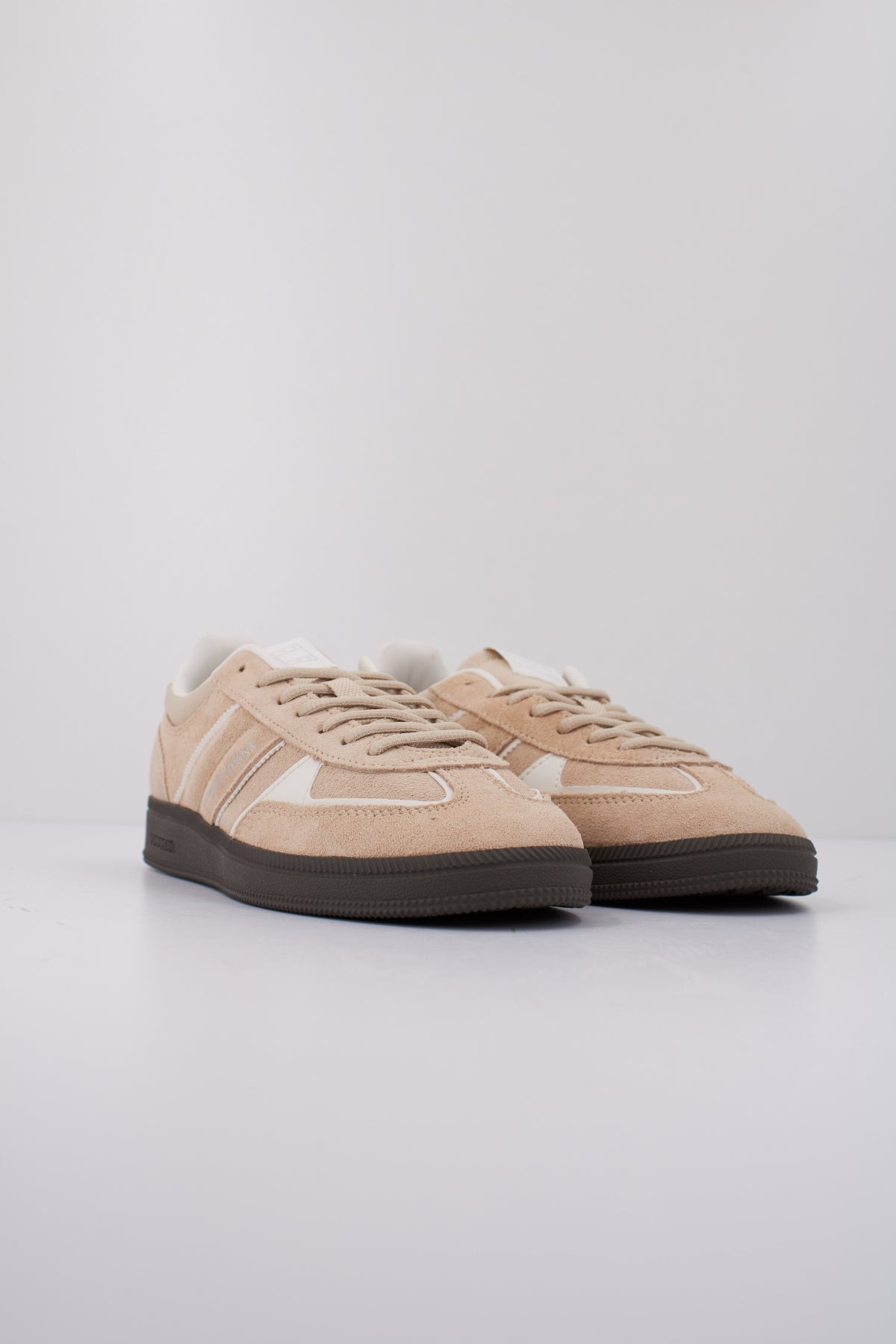 TOMMY JEANS THE GREENWICH EDGE en color MARRON CLARO  (2)