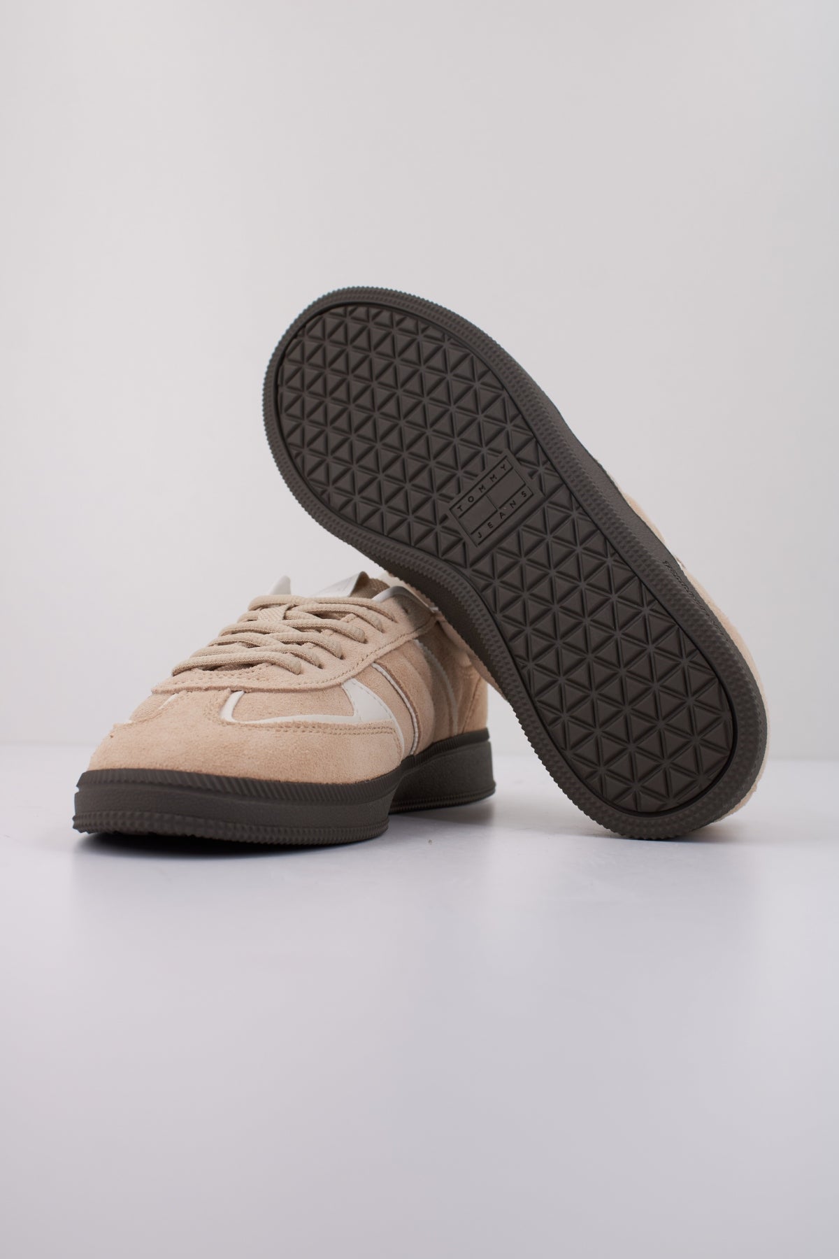 TOMMY JEANS THE GREENWICH EDGE en color MARRON CLARO  (5)