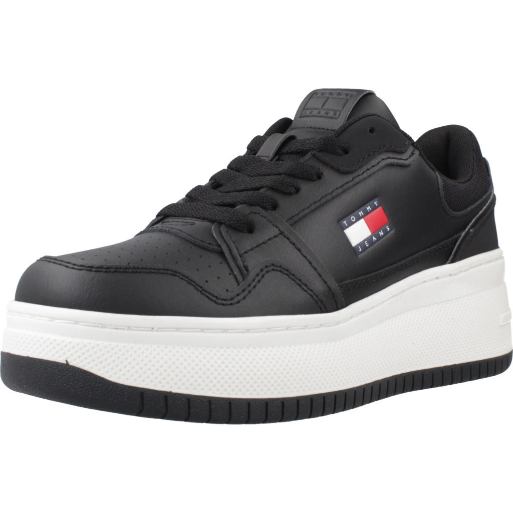 TOMMY JEANS TJW RETRO BASKET FLATFOR en color NEGRO  (1)