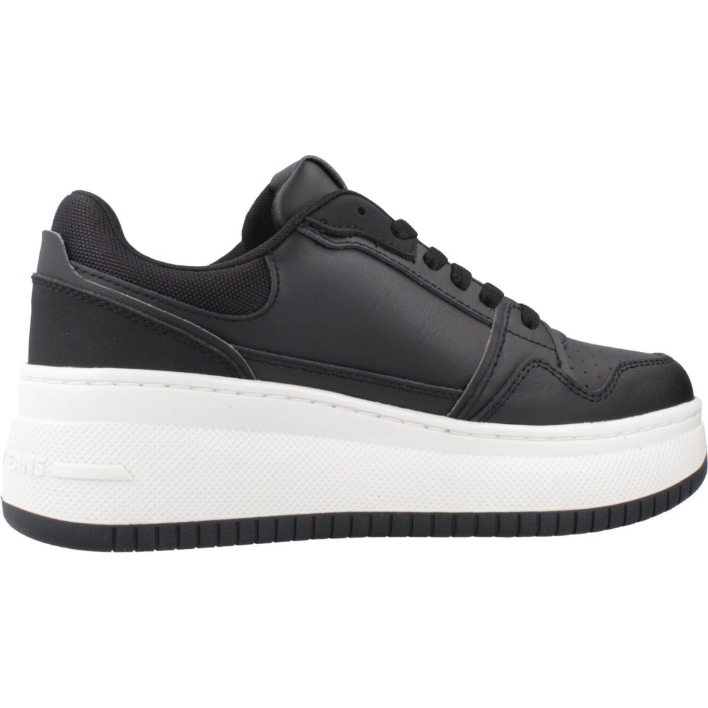 TOMMY JEANS TJW RETRO BASKET FLATFOR en color NEGRO  (4)