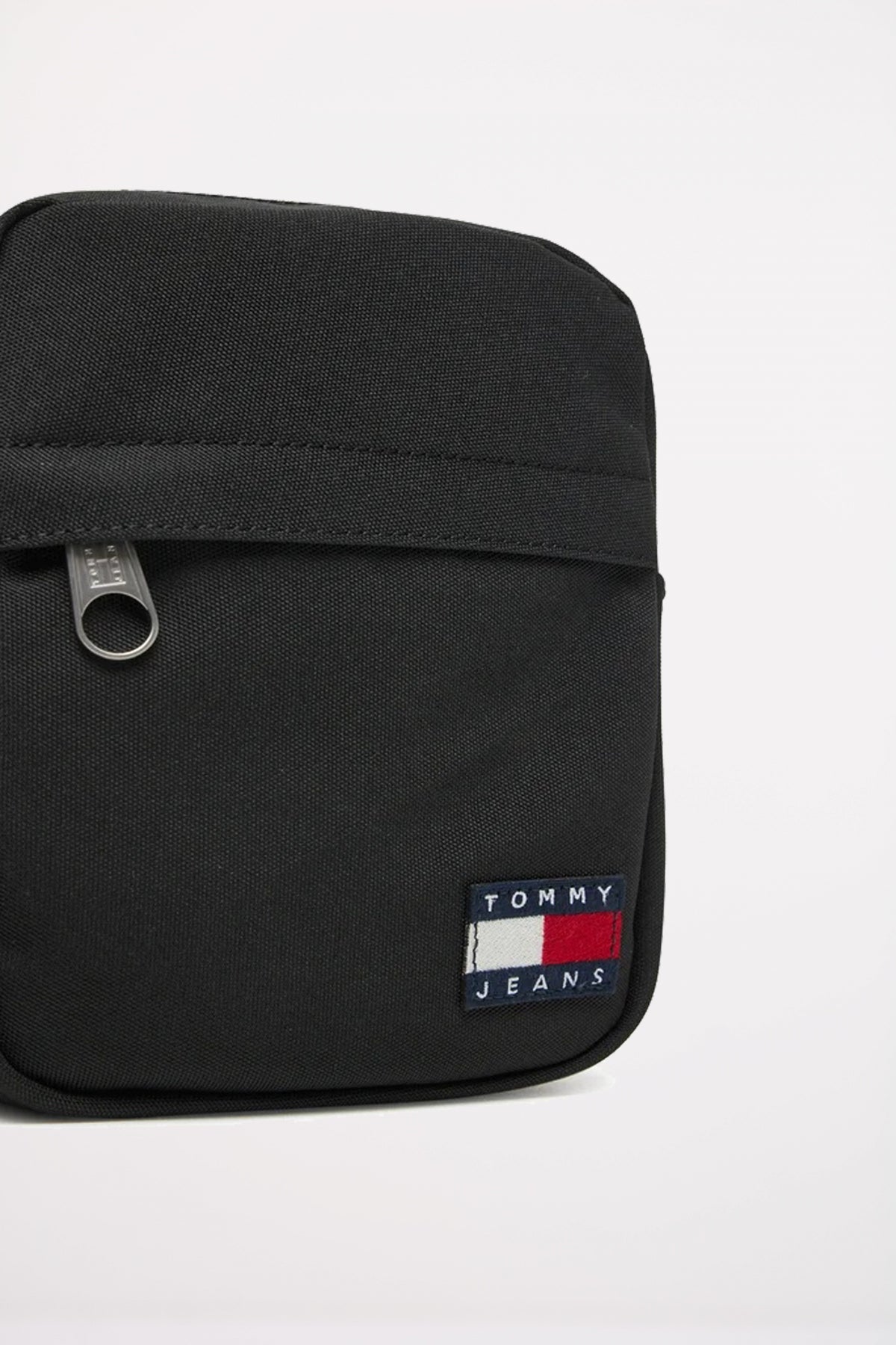 TOMMY JEANS TJM ESS DAILY REPORTER en color NEGRO  (2)
