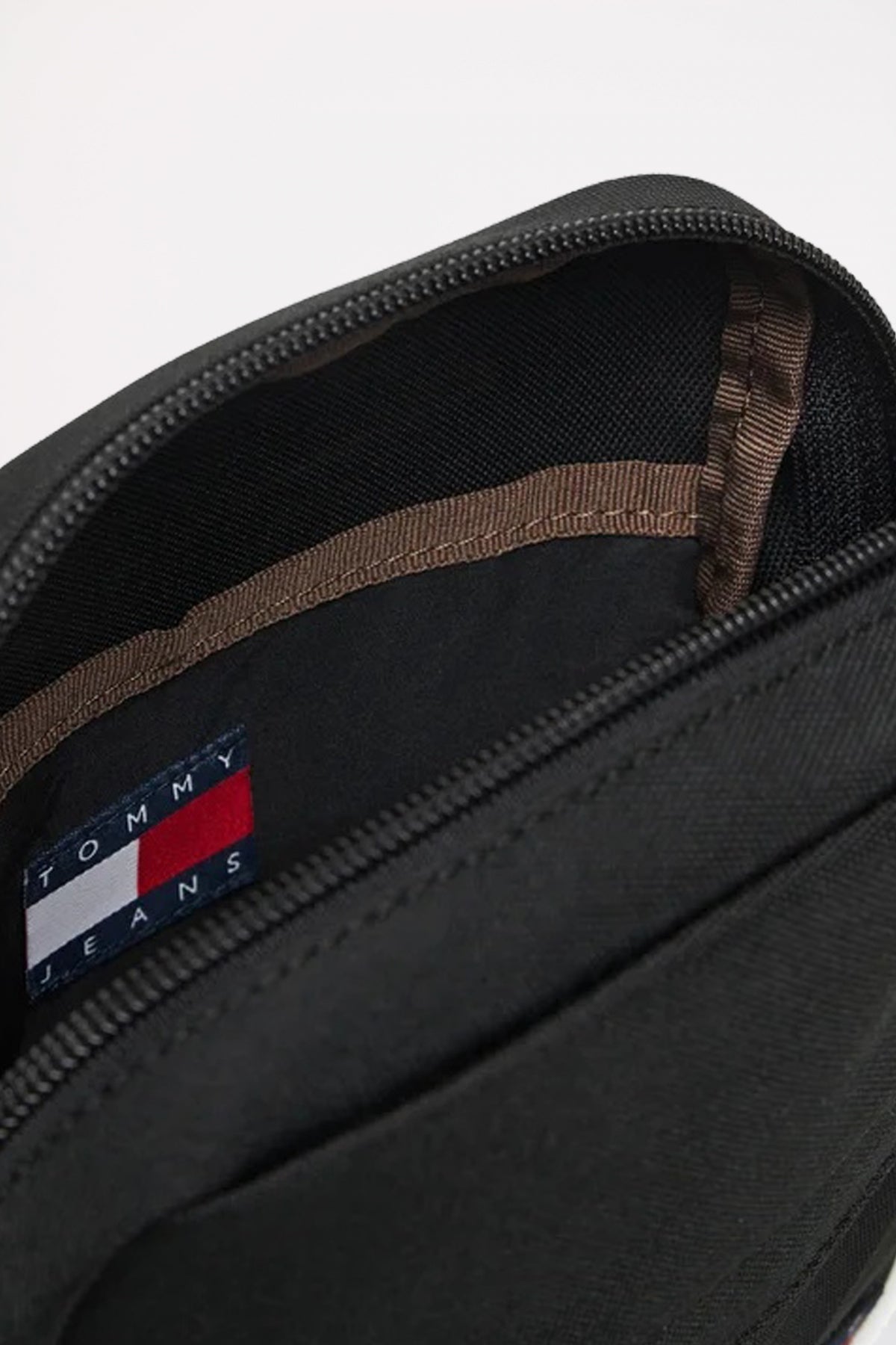 TOMMY JEANS TJM ESS DAILY REPORTER en color NEGRO  (3)