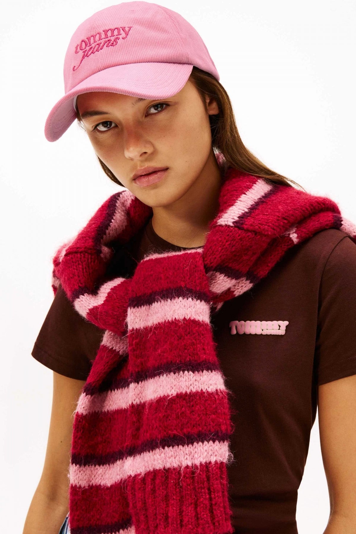 TOMMY JEANS  TJW SCRIPT CAP  en color ROSA  (4)