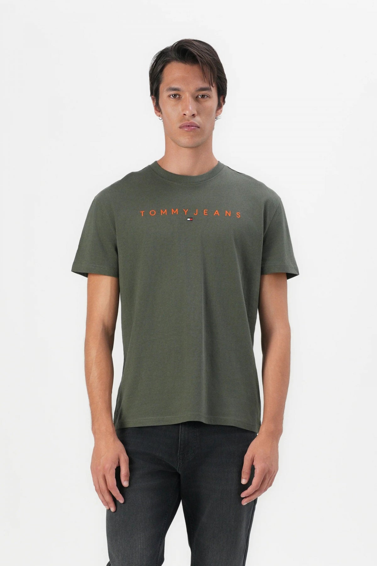 TOMMY JEANS TJM REG LINEAR LOGO TEE en color VERDE  (1)