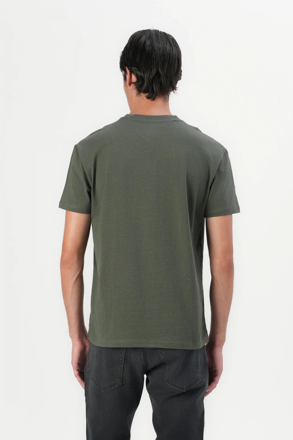 TOMMY JEANS TJM REG LINEAR LOGO TEE en color VERDE  (3)