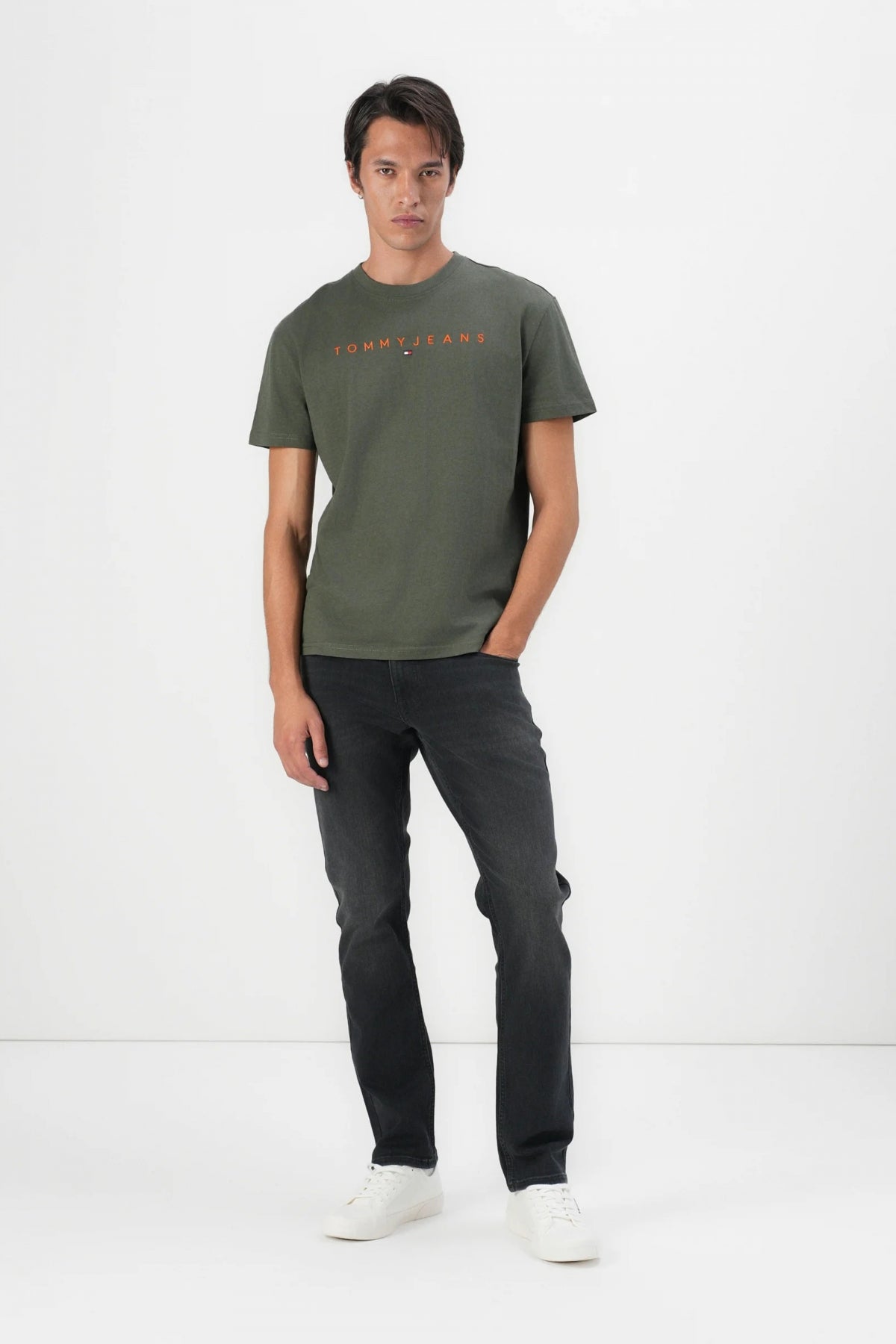 TOMMY JEANS TJM REG LINEAR LOGO TEE en color VERDE  (4)