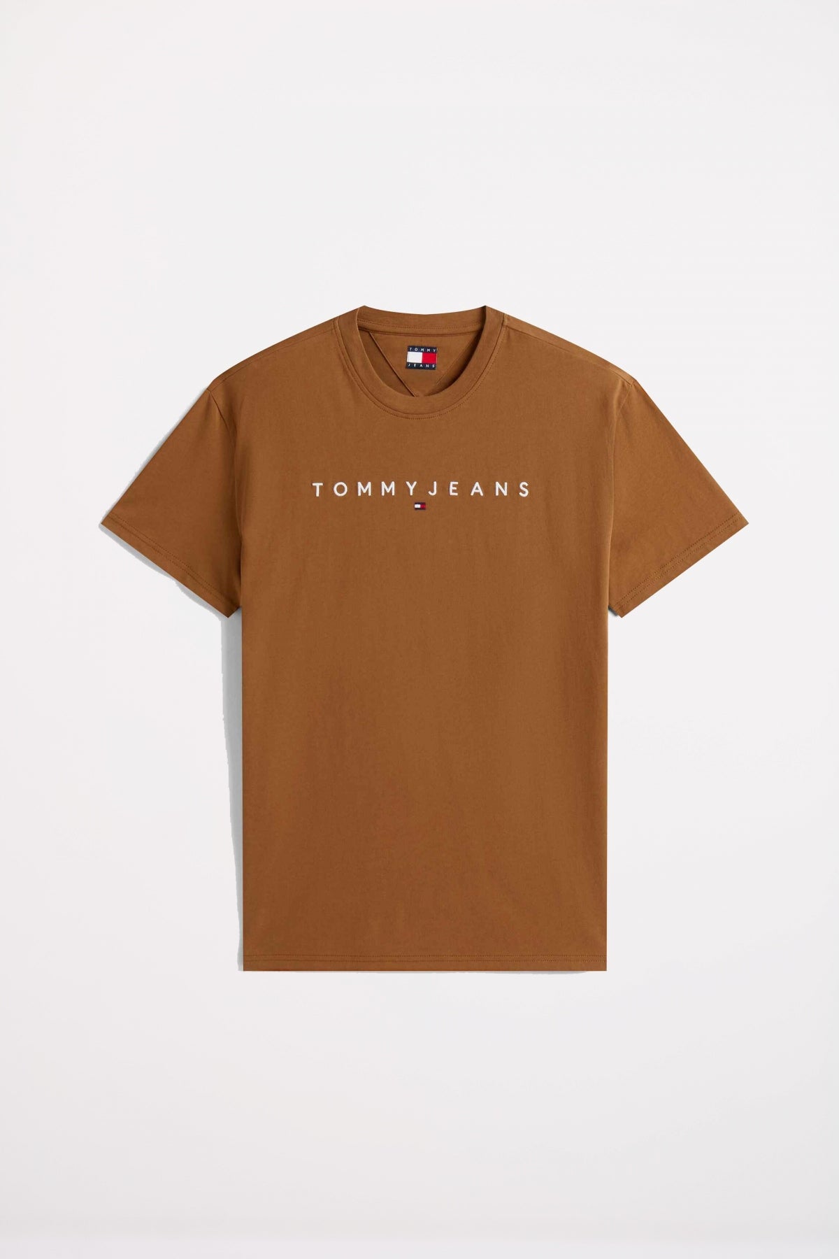 TOMMY JEANS TJM REG LINEAR LOGO TEE en color MARRON  (2)