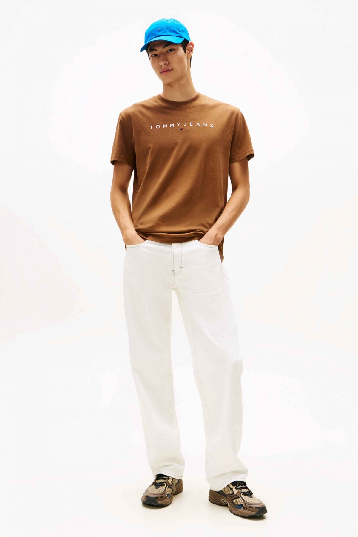 TOMMY JEANS TJM REG LINEAR LOGO TEE en color MARRON  (4)
