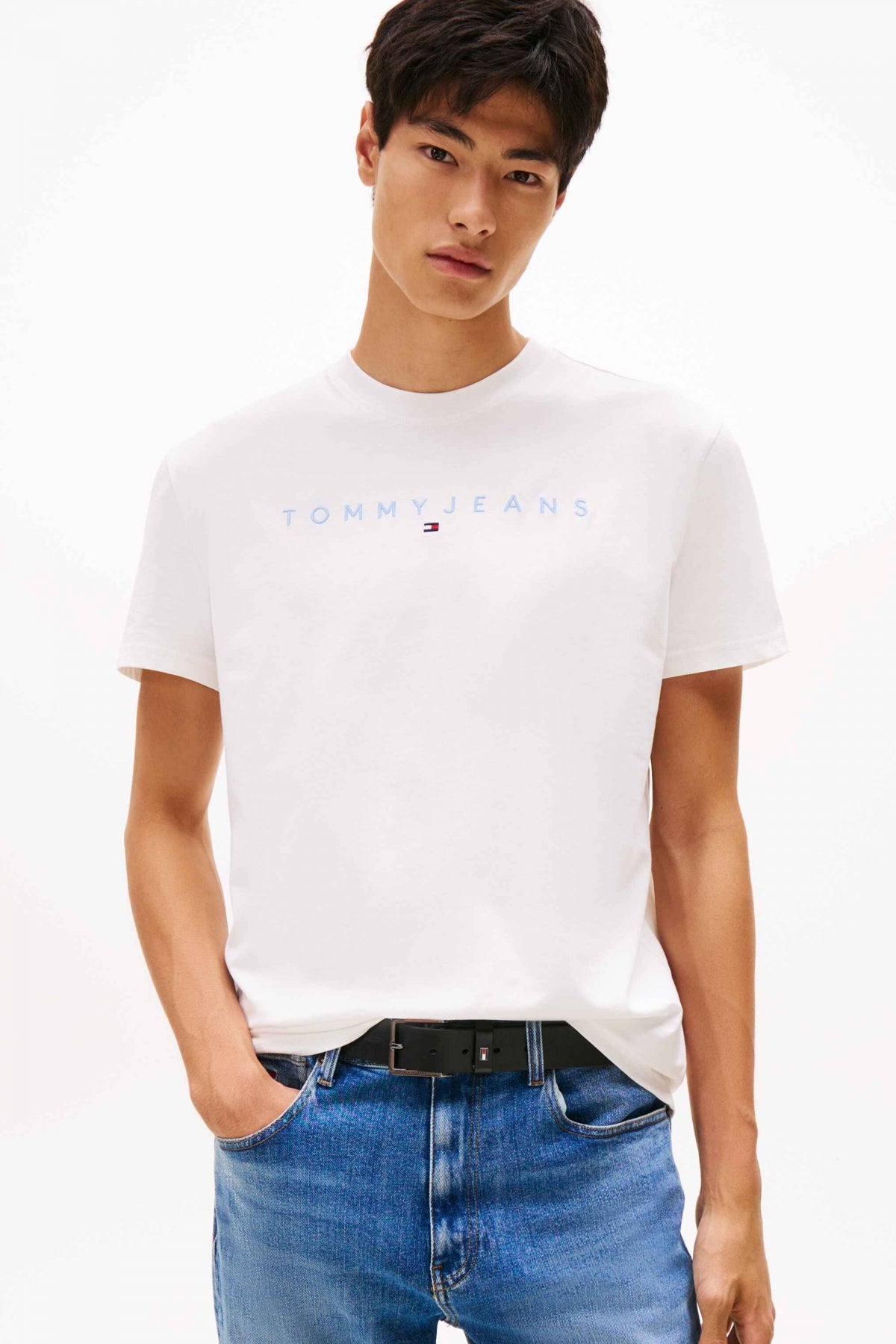 TOMMY JEANS TJM REG LINEAR LOGO TEE en color BLANCO  (1)
