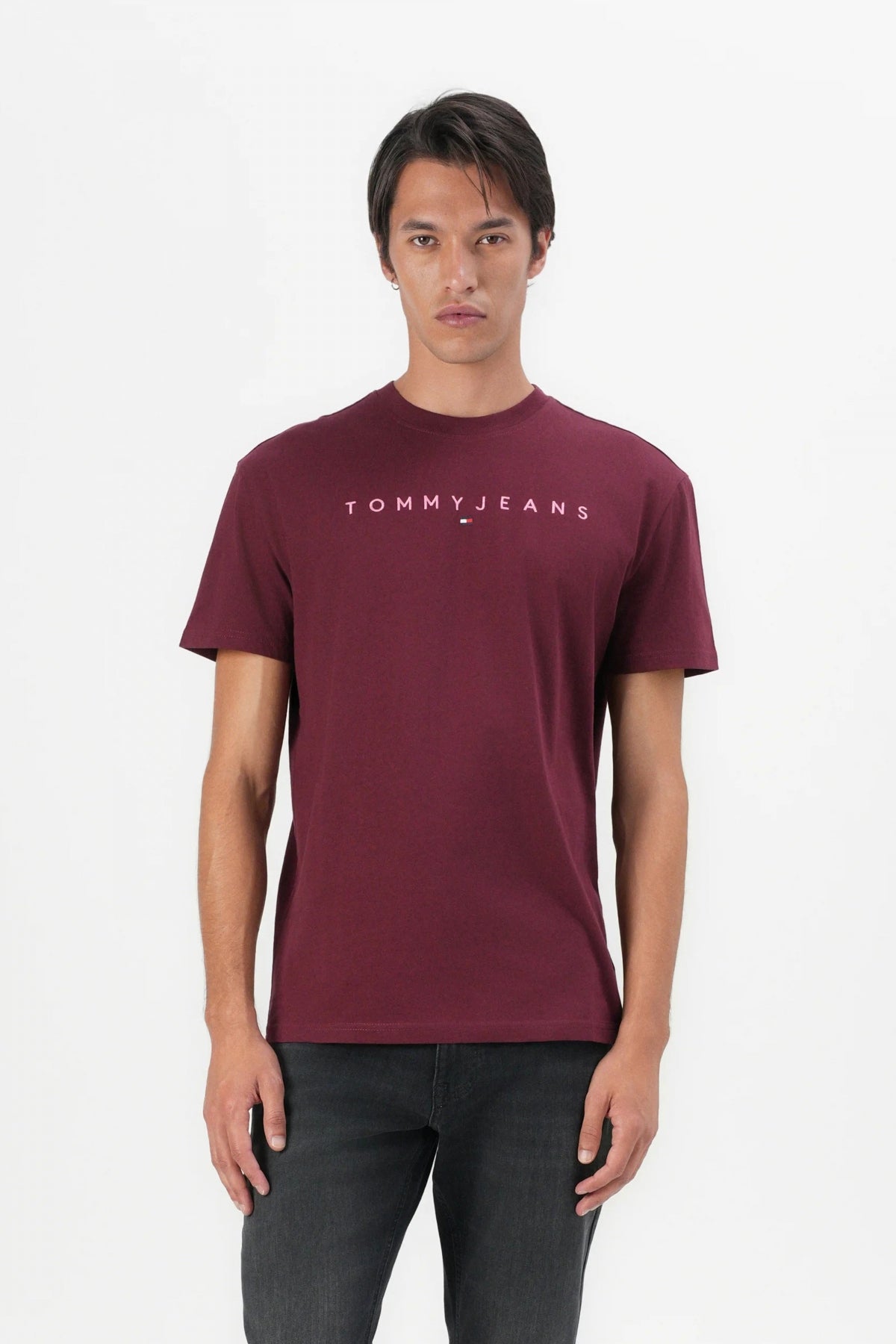 TOMMY JEANS TJM REG LINEAR LOGO TEE en color BURDEOS  (1)