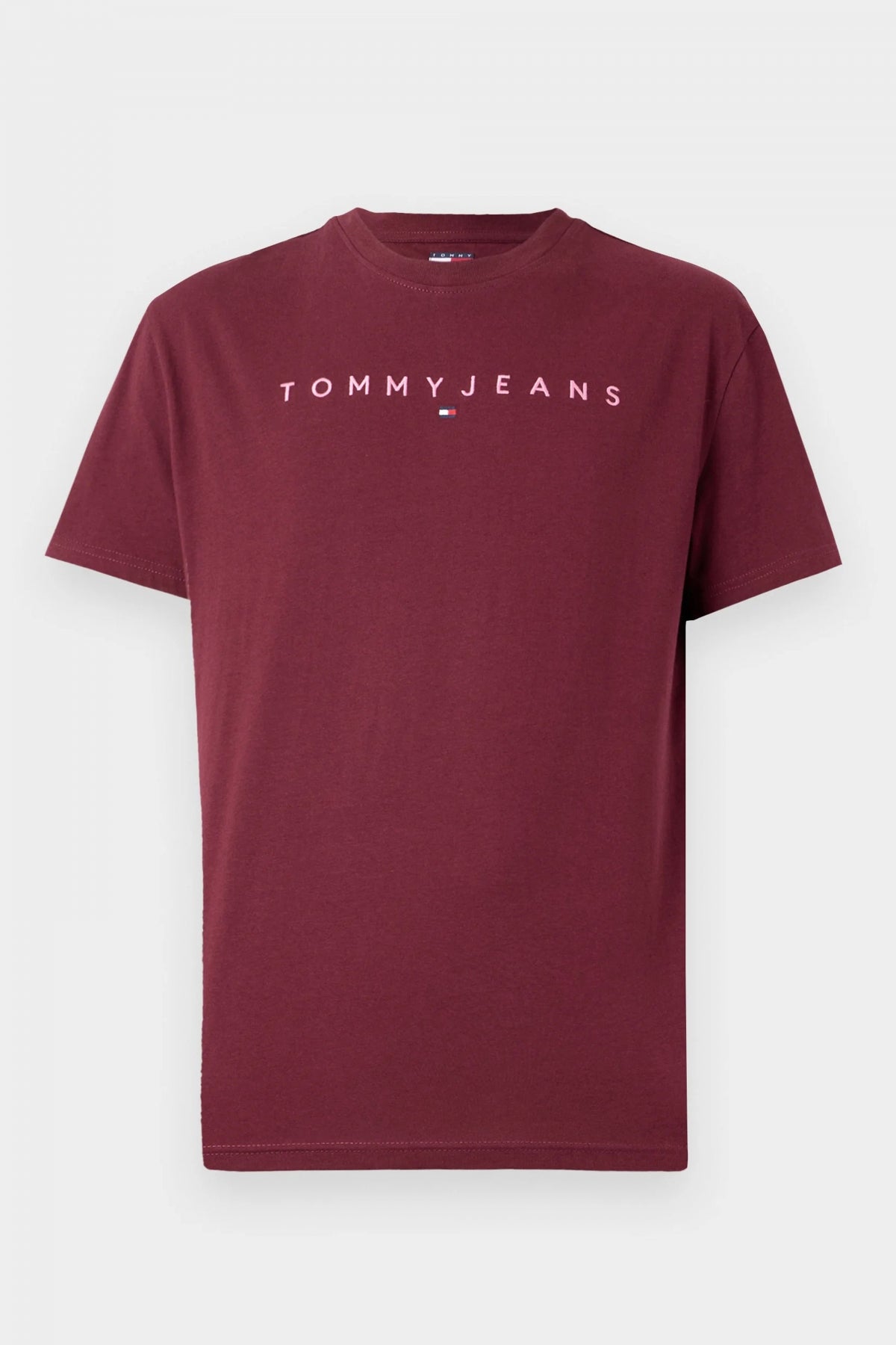 TOMMY JEANS TJM REG LINEAR LOGO TEE en color BURDEOS  (2)