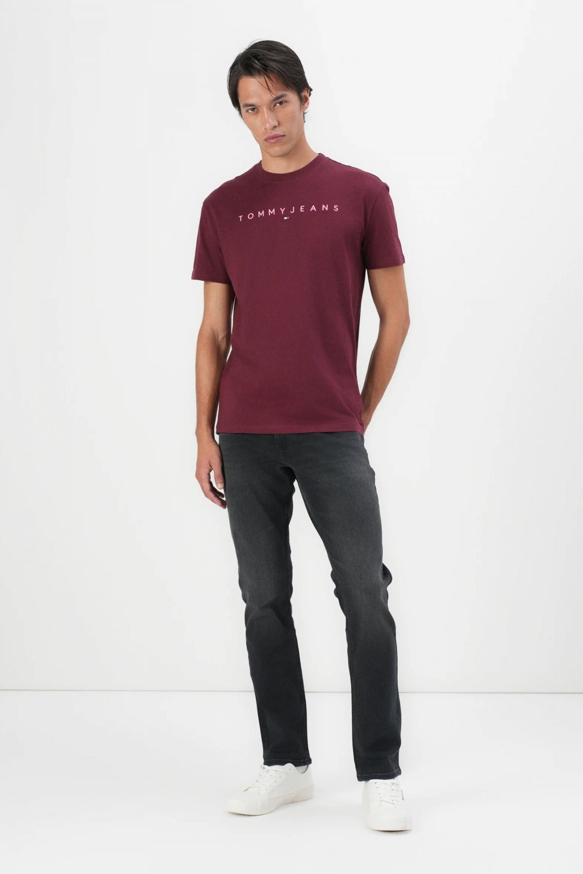 TOMMY JEANS TJM REG LINEAR LOGO TEE en color BURDEOS  (4)