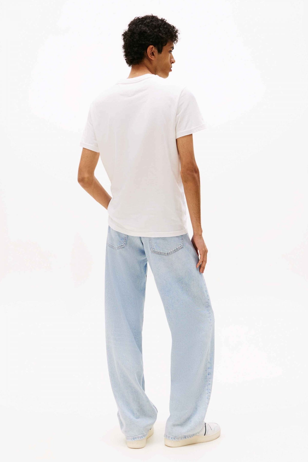 TOMMY JEANS TJM SLIM RWB FLAG TEE EX en color BLANCO  (3)