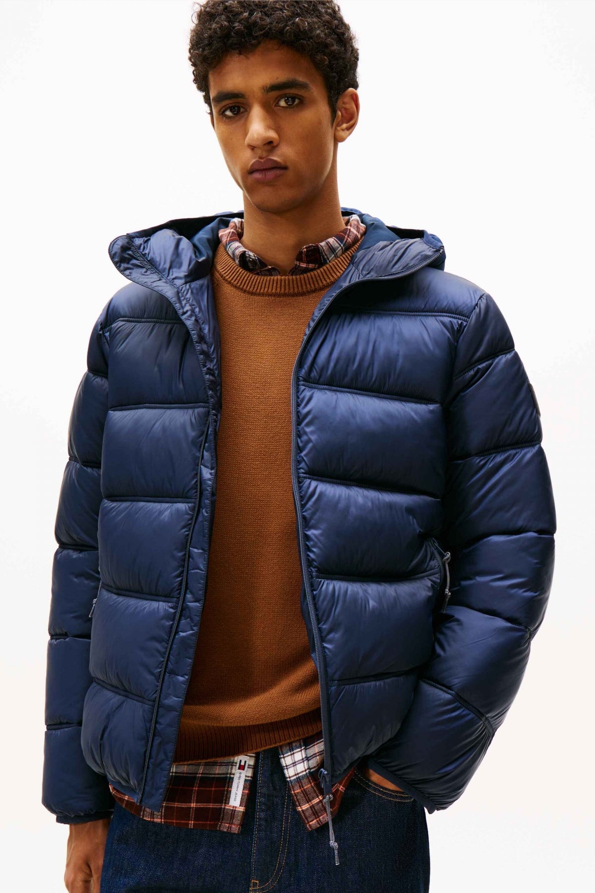 TOMMY JEANS  TJM HOODED LOGO PUFFER E  en color AZUL  (1)