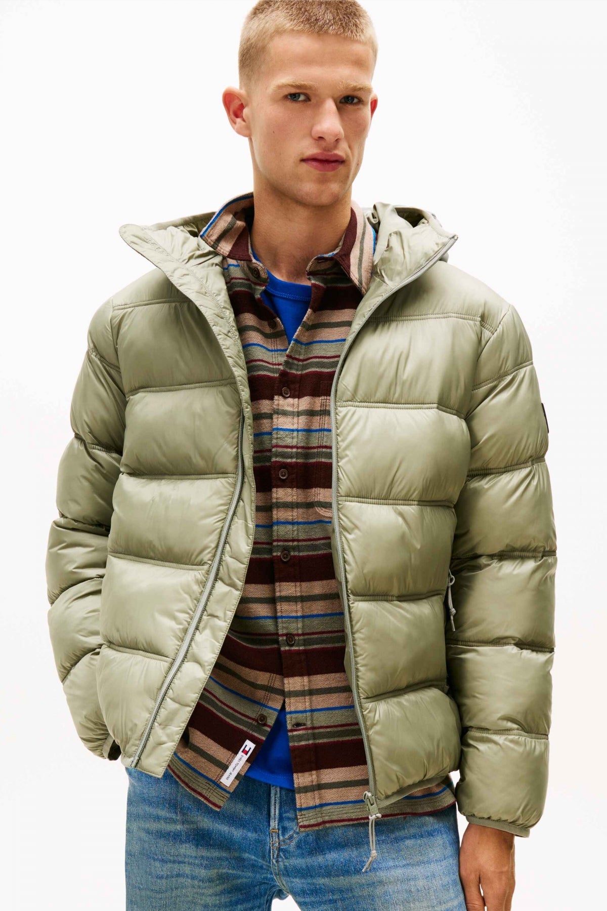 TOMMY JEANS TJM HOODED LOGO PUFFER E en color VERDE  (1)