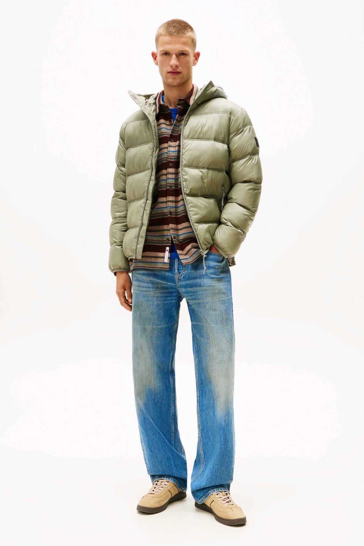 TOMMY JEANS TJM HOODED LOGO PUFFER E en color VERDE  (4)
