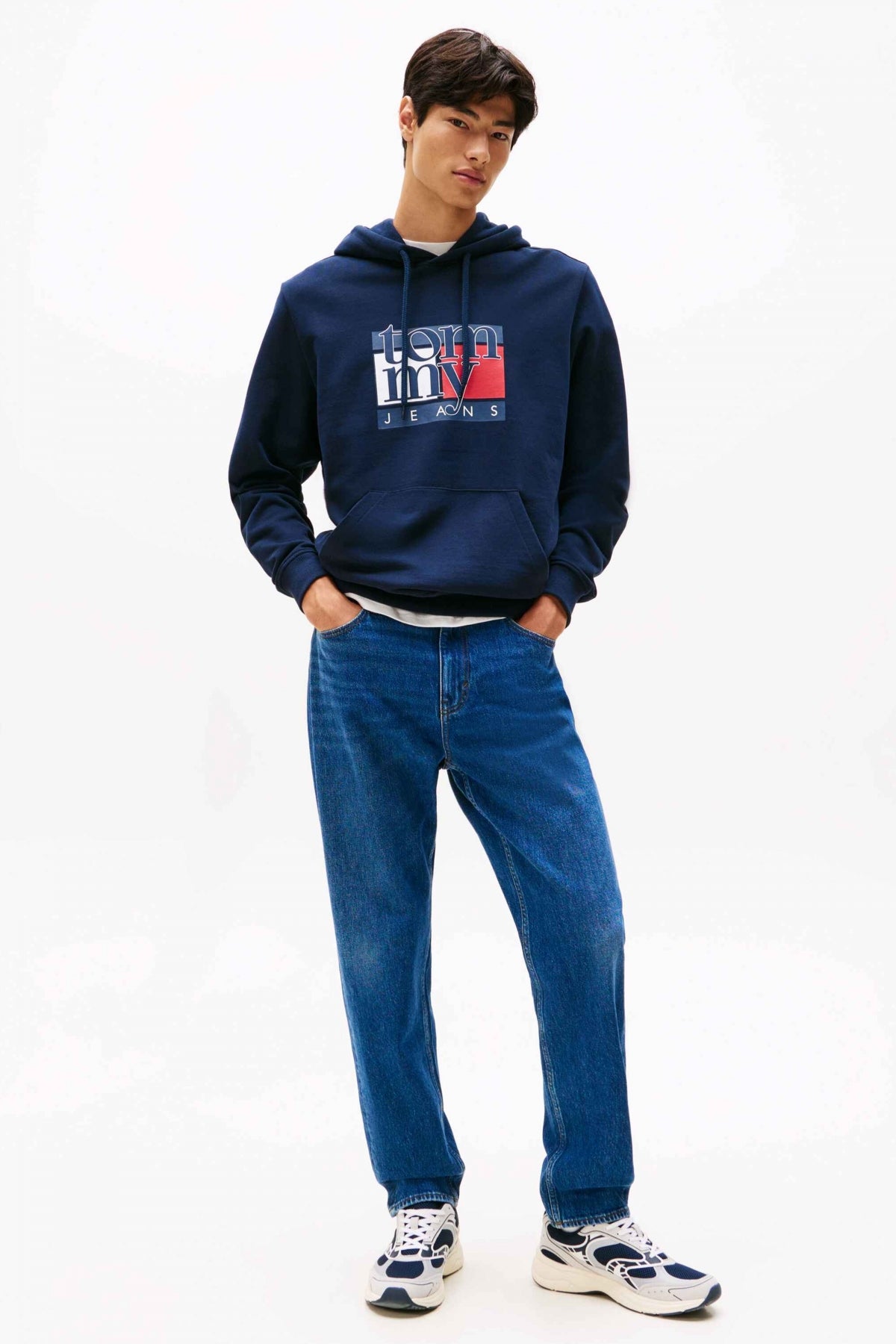 TOMMY JEANS TJM REG RWB FLAG HOODIE en color AZUL  (4)