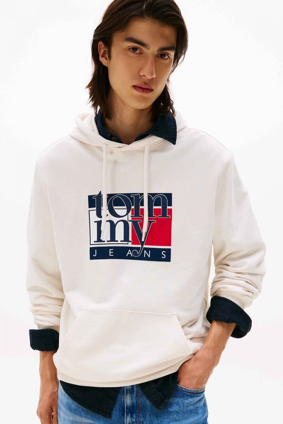 TOMMY JEANS TJM REG RWB FLAG HOODIE en color BLANCO  (1)
