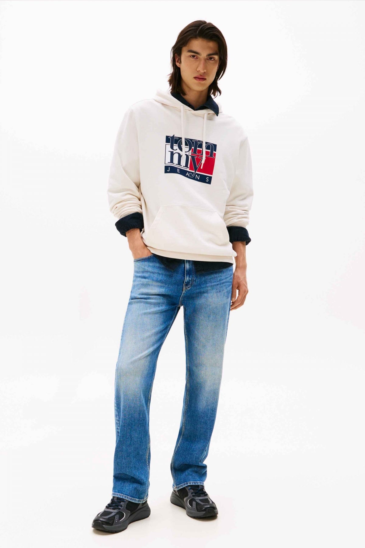 TOMMY JEANS TJM REG RWB FLAG HOODIE en color BLANCO  (4)