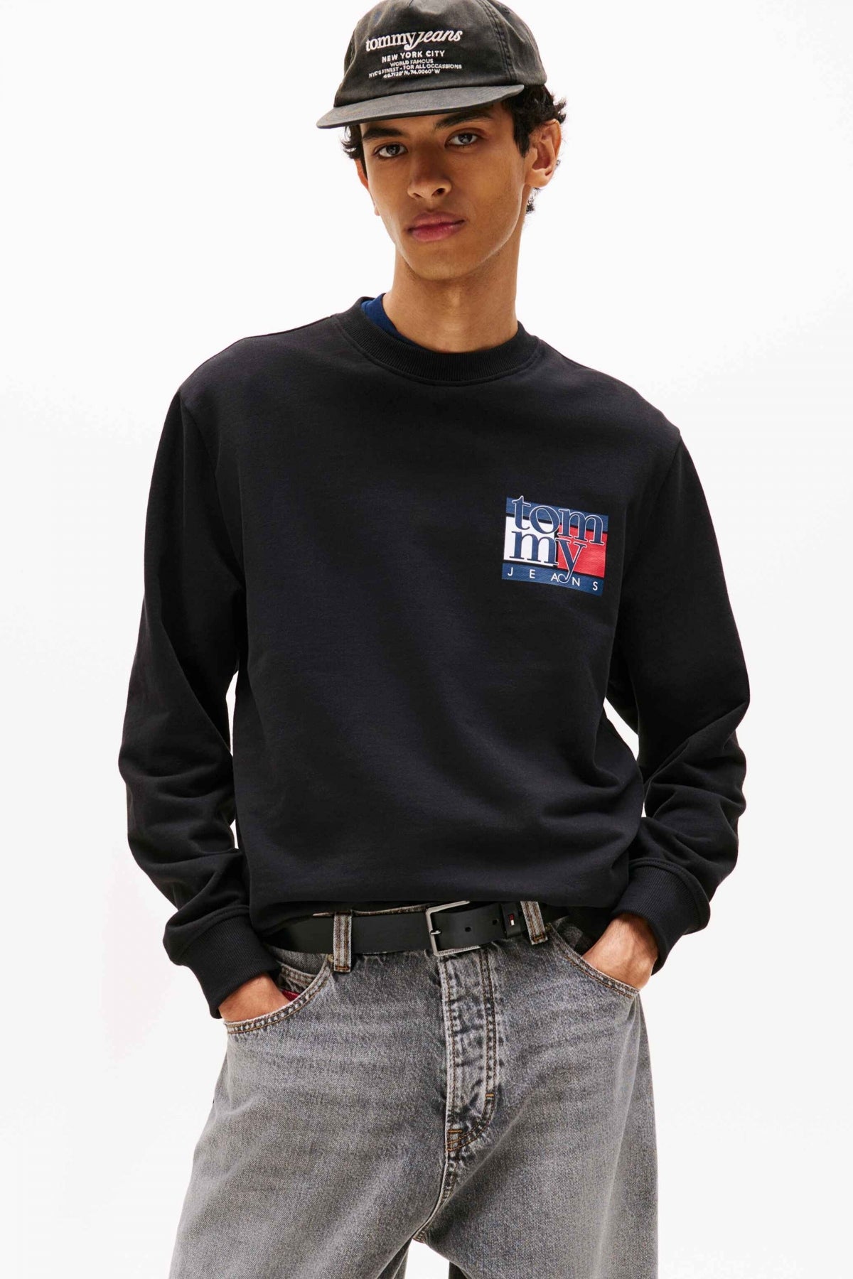 TOMMY JEANS TJM REG RWB FLAG CREW EX en color NEGRO  (1)