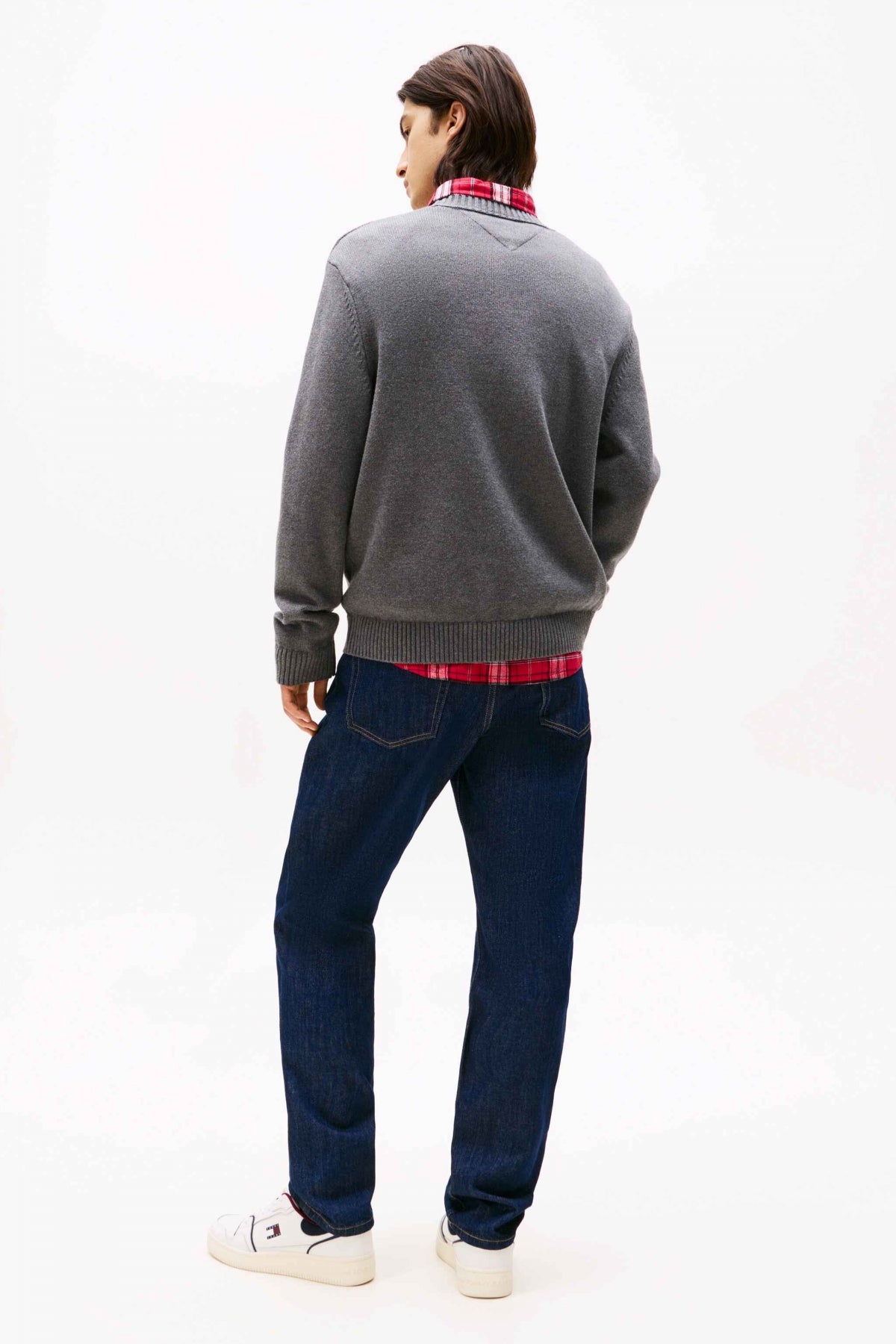TOMMY JEANS TJM REG MELANGE FLAG SWE en color GRIS  (3)