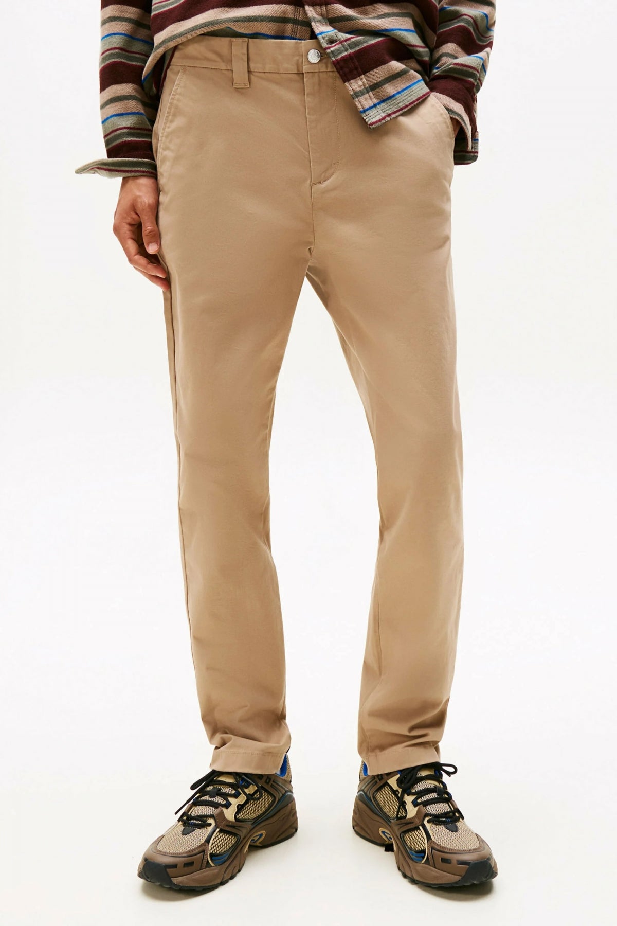TOMMY JEANS TJM AUSTIN CHINO en color BEIS  (1)