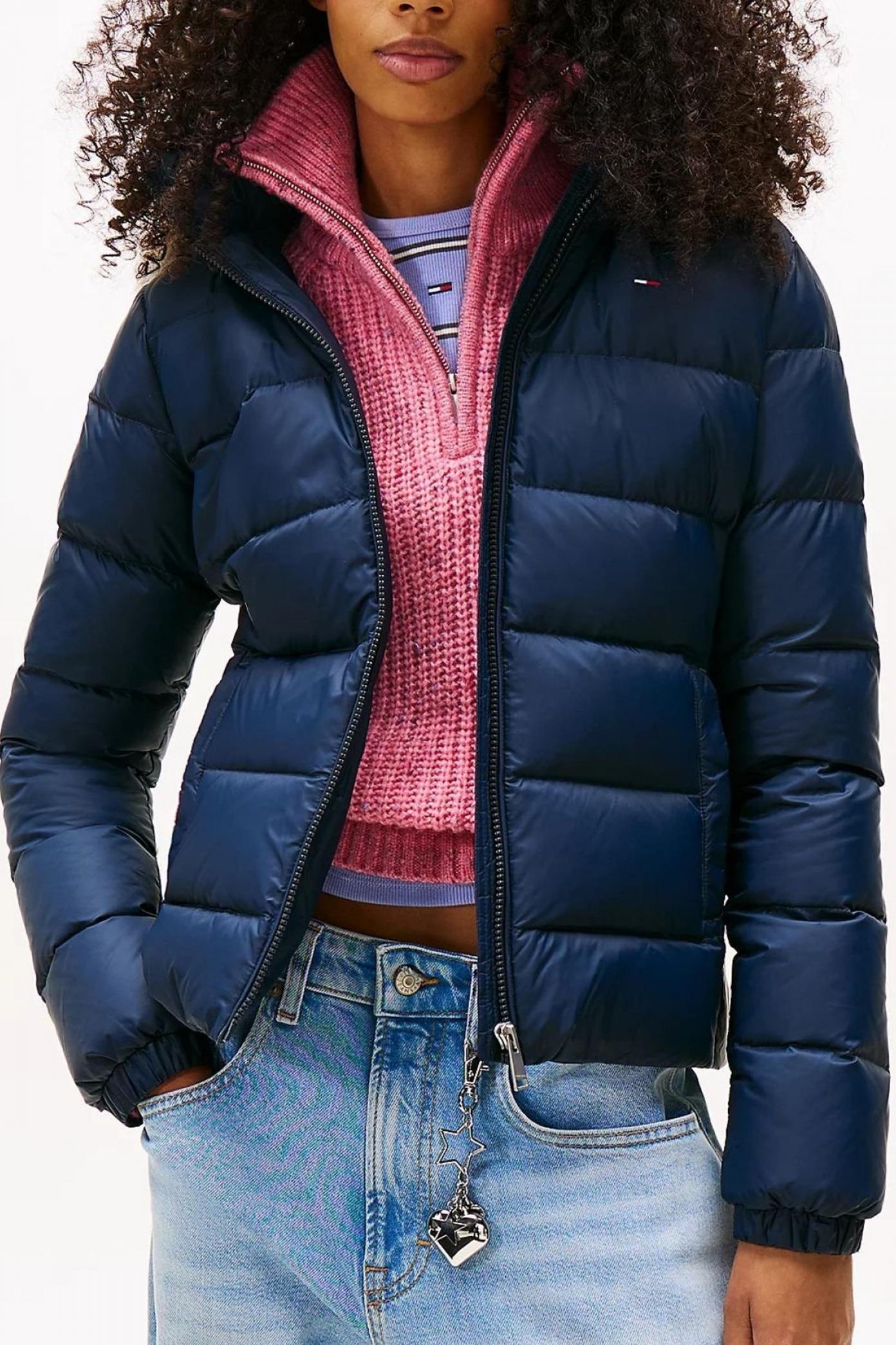 TOMMY JEANS BASIC HOODED DOWN JA en color AZUL  (1)