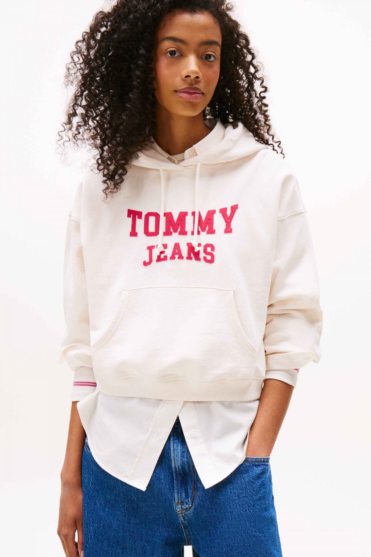 TOMMY JEANS TJW BXY CRP VARSITY HOOD en color BLANCO  (1)