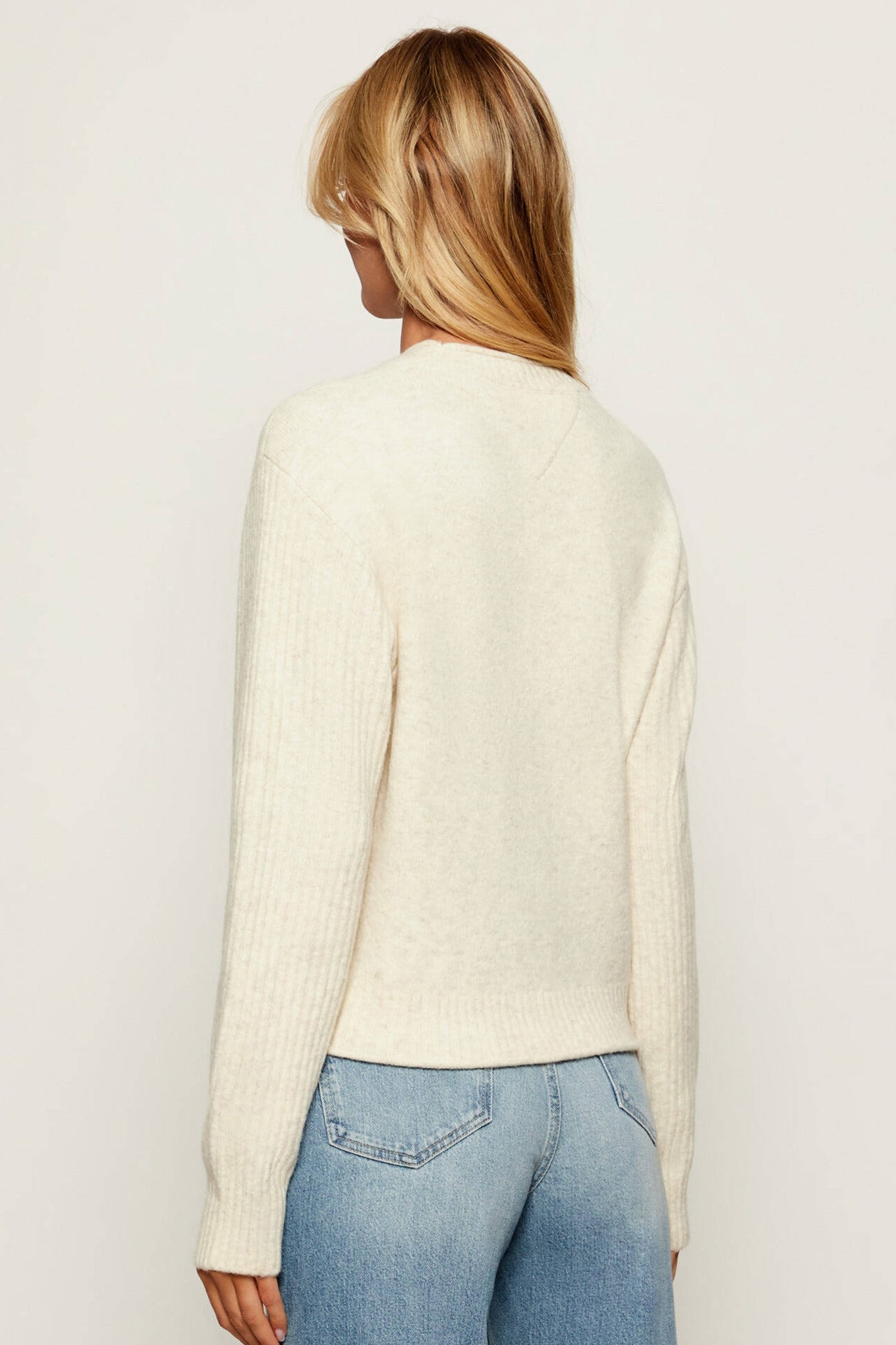 TOMMY JEANS TJW MELANGE FLAG SWEATER en color BLANCO  (3)