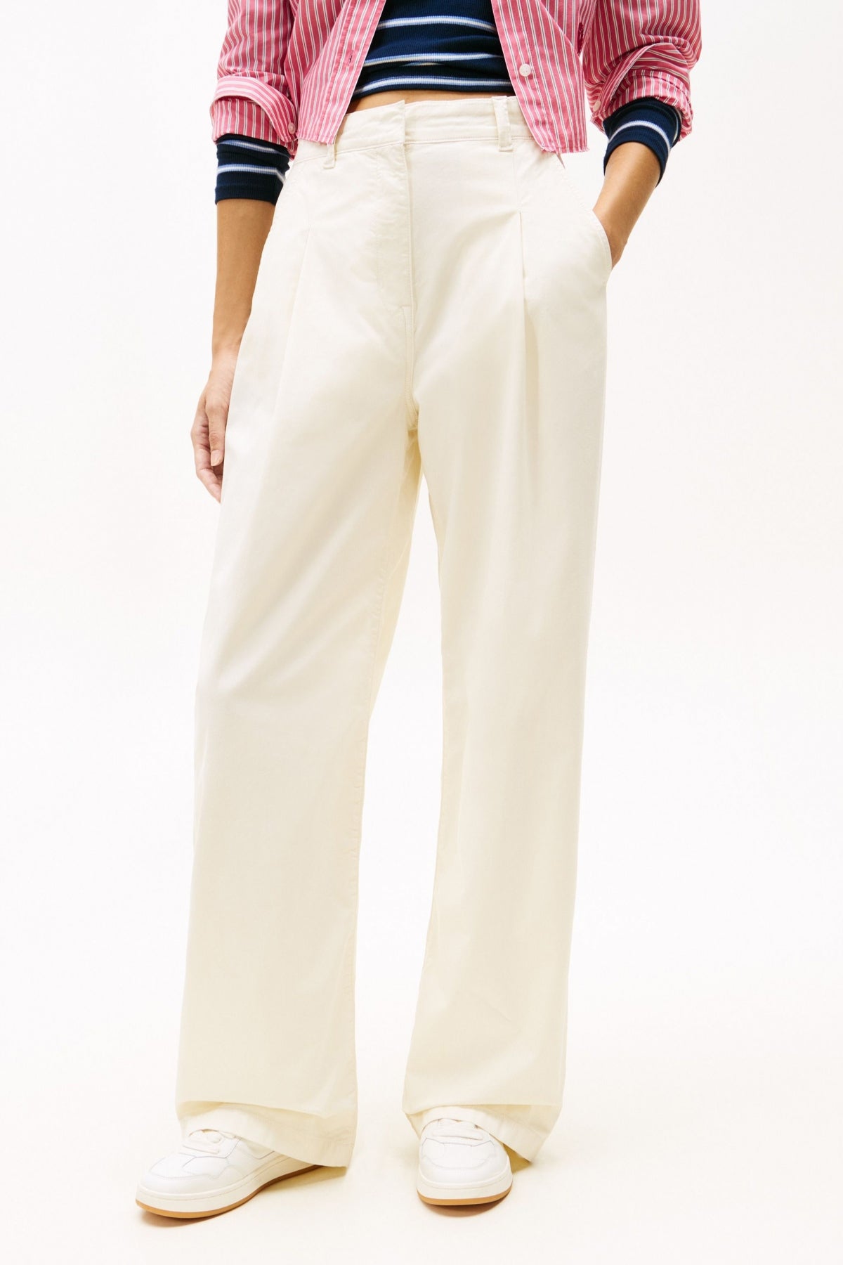 TOMMY JEANS TJW WIDE LEG CHINO en color BLANCO  (1)
