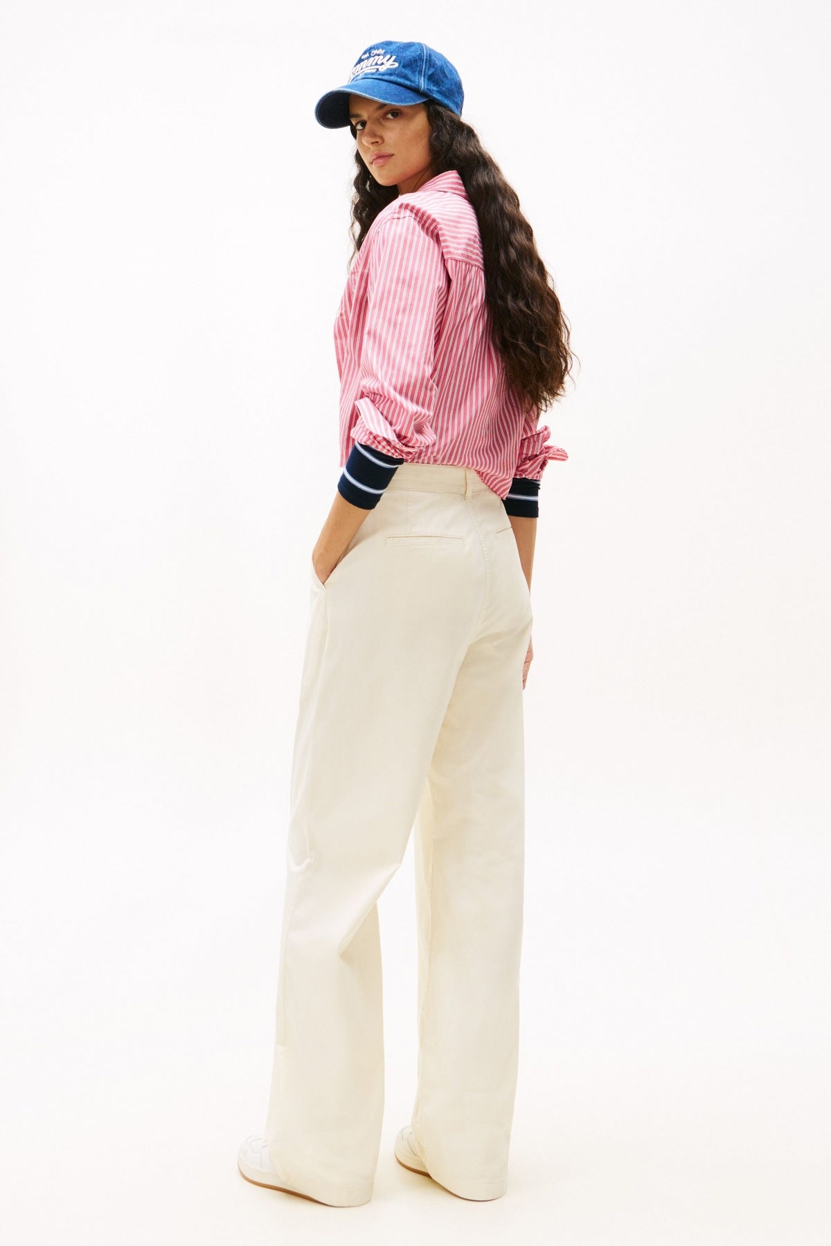 TOMMY JEANS TJW WIDE LEG CHINO en color BLANCO  (3)