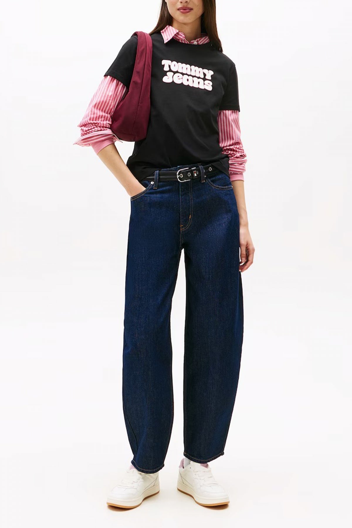 TOMMY JEANS TJW REG ESSENTIAL LOGO  en color NEGRO  (4)