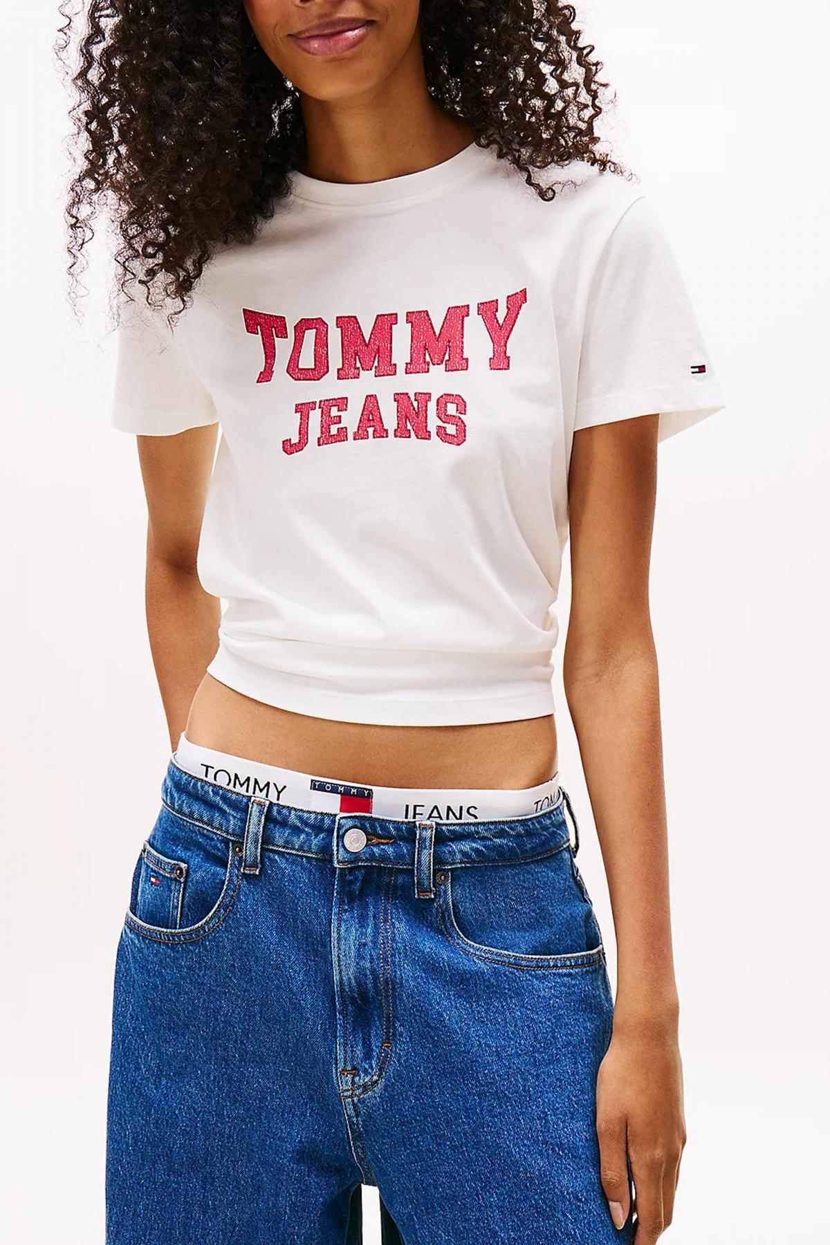 TOMMY JEANS TJW REG VARSITY TEE EXT en color BLANCO  (1)