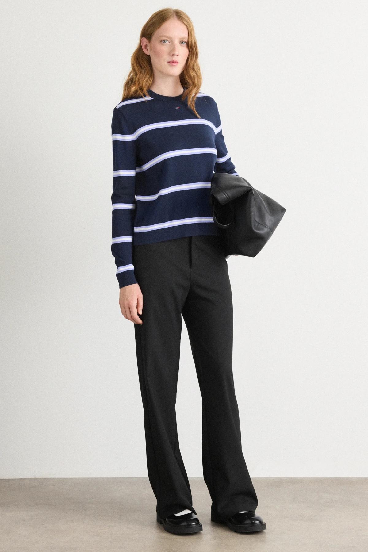 TOMMY JEANS TJW ESSENTIAL CREW SWEAT en color AZUL  (4)