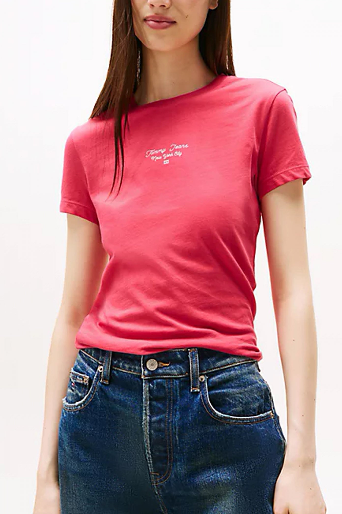TOMMY JEANS TJW SLIM ESS LOGO  TEE en color ROSA  (1)