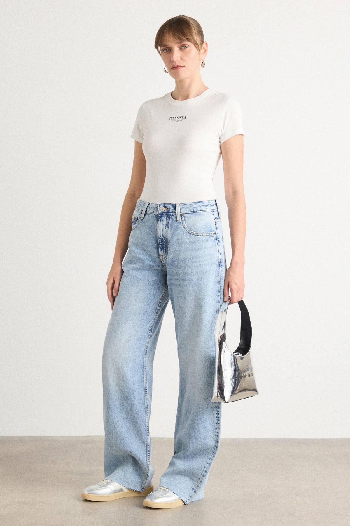 TOMMY JEANS TJW SLIM ESS LOGO  TEE en color BLANCO  (4)
