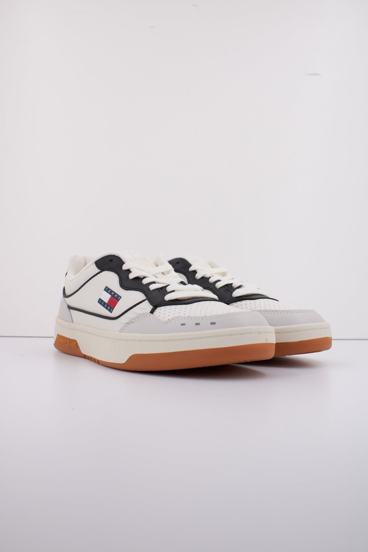 TOMMY JEANS TJM CUPSOLE ELEVATED LEA en color BLANCO  (2)