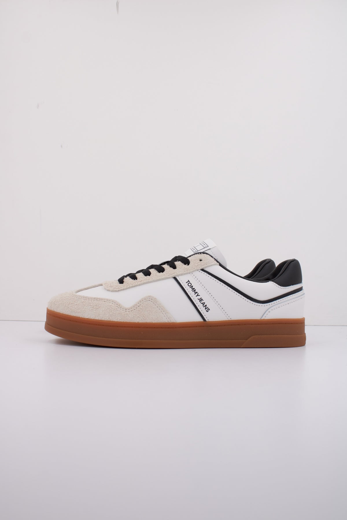 TOMMY JEANS THE GREENWICH LEATHER en color BLANCO  (1)