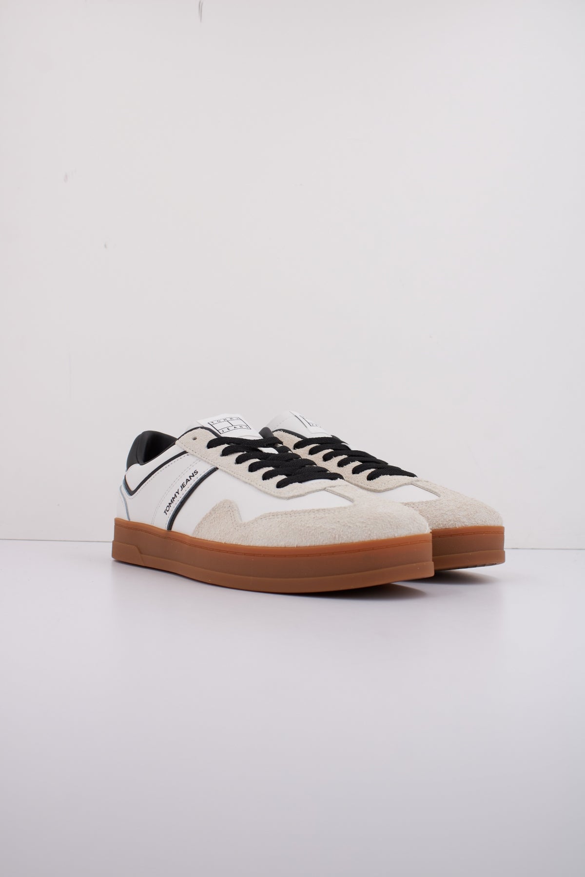 TOMMY JEANS THE GREENWICH LEATHER en color BLANCO  (2)