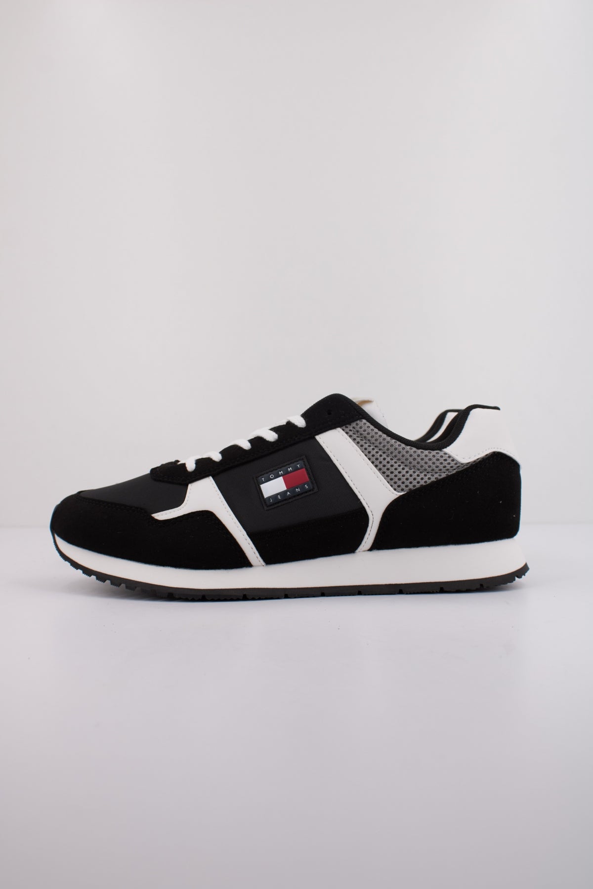 TOMMY JEANS TJM RUNNER CASUAL en color NEGRO  (1)